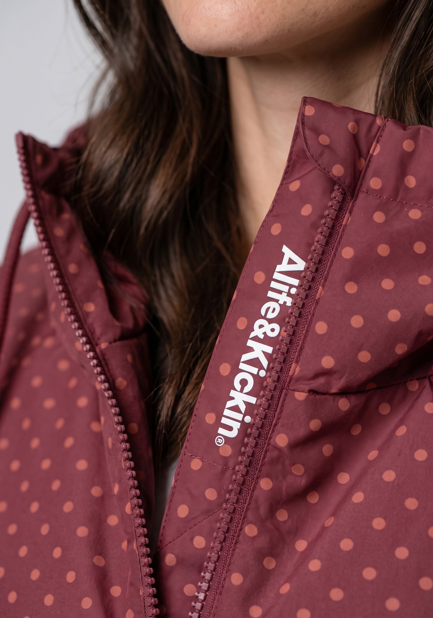 Alife & Kickin Veste d'extérieur »LILOUAKB« avec capuche aus Polyester, wasserabweisend, normale Passform, mit Reissverschluss