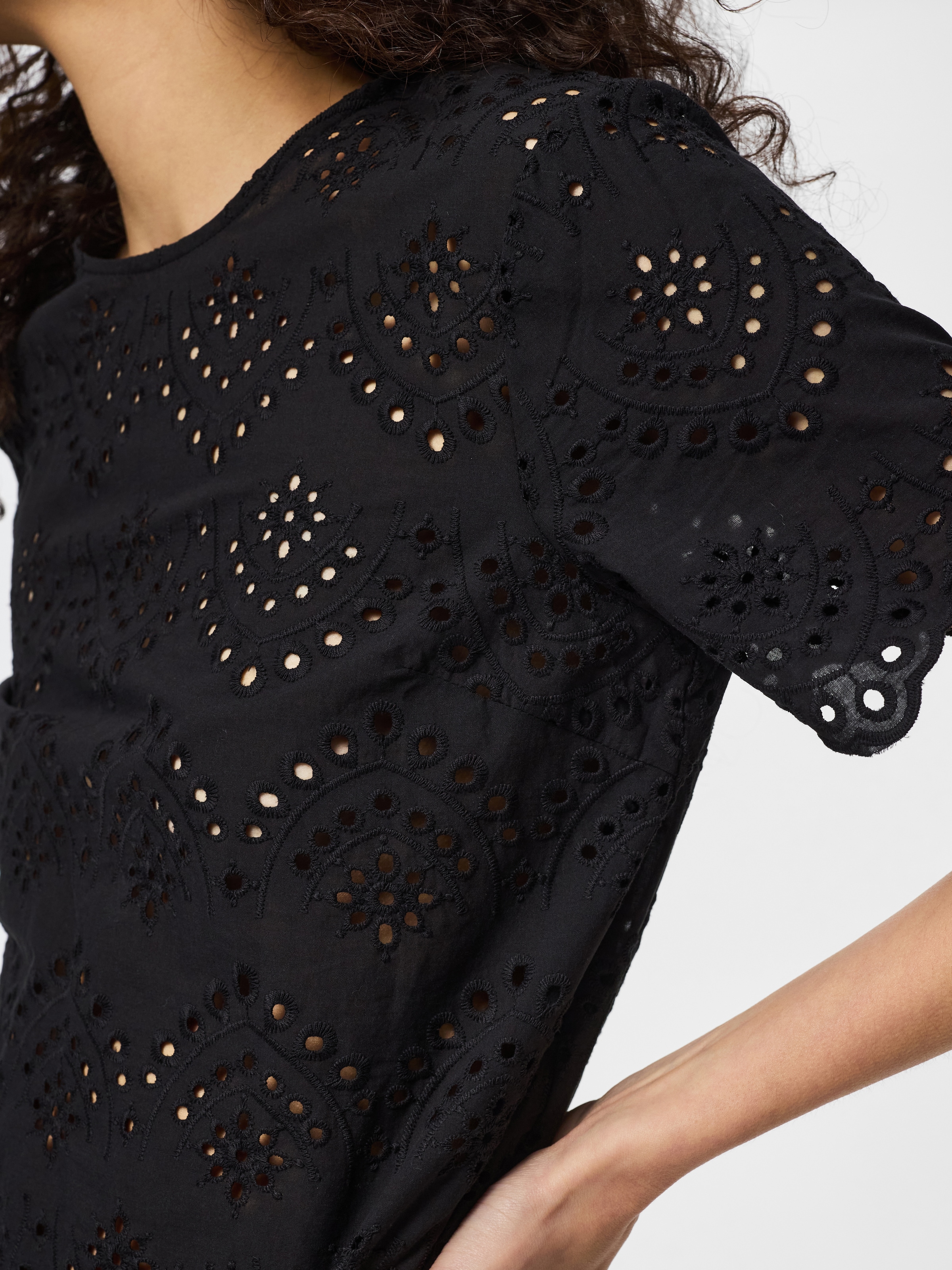 pieces Haut de chemise »PCVILDE SS TOP WVN NOOS« avec broderie ajourée intégrale