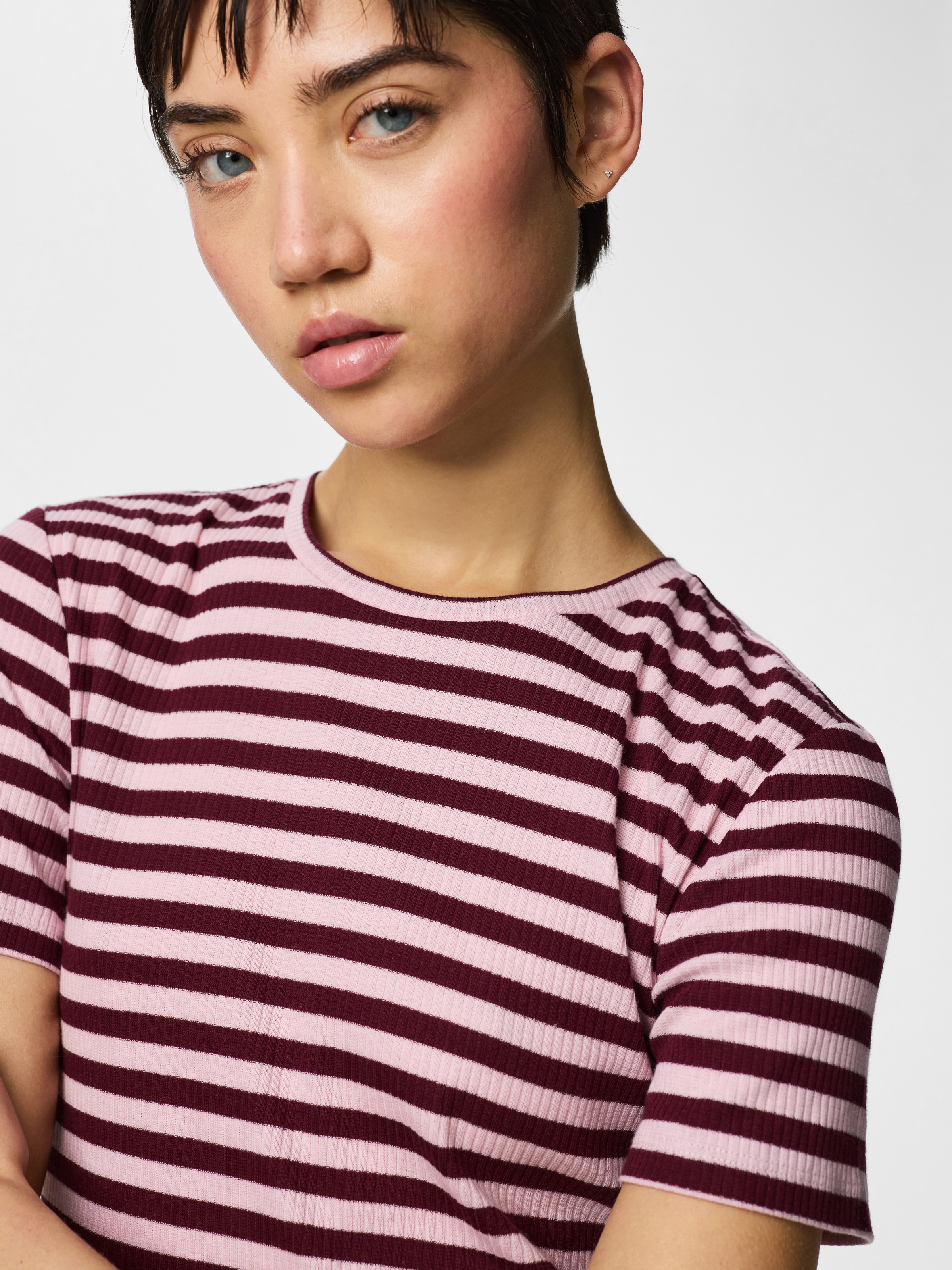 pieces Kurzarmshirt »PCRUKA SS TOP JRS NOOS BC« mit gerippter Struktur