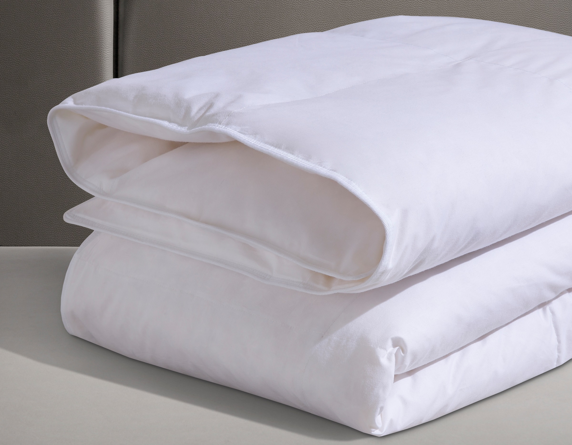 RIBECO Federbettdecke »Laram, Bettdecken für Sommer oder Winter, Made in Germany« leicht Füllung 90 % Federn, 10 % Daunen 1 Stk. tlg. Super Preis-Leistung, Bettdecke 135x200 cm oder 155x220 cm, Decke