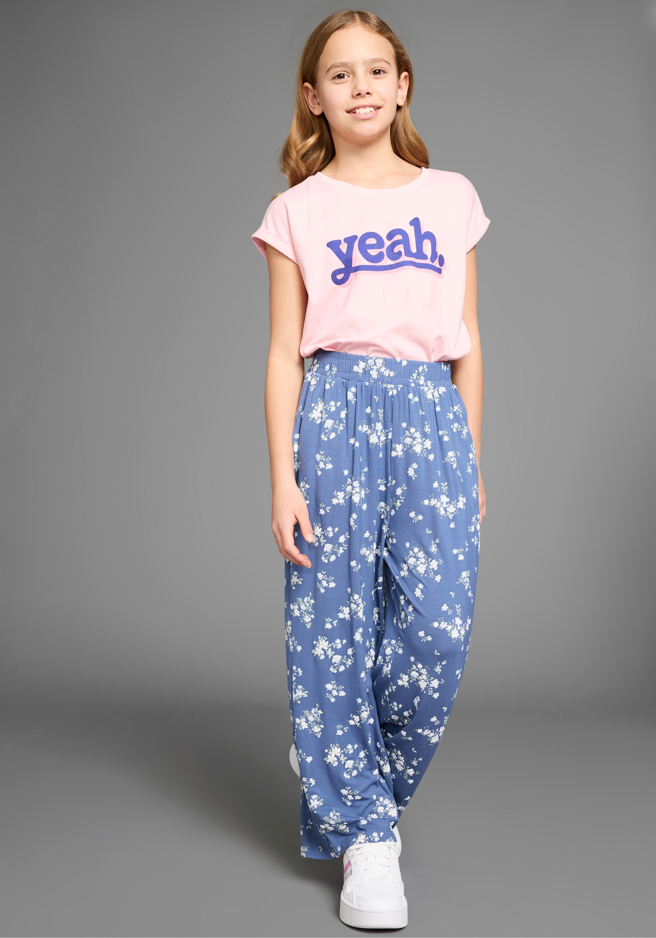 KIDSWORLD Pantalon à enfiler »Viskose-Hose im Blumenmuster«  Trendige Hose mit Blumenmuster