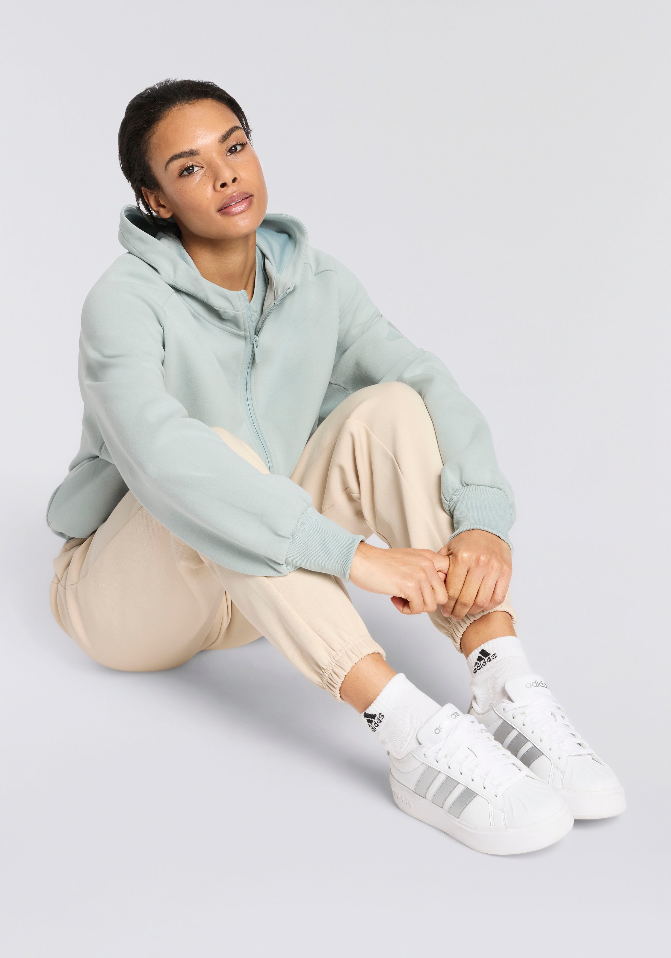 adidas Sportswear Kapuzensweatshirt »WEICHER LUX HOODIE MIT DURCHGEHENDER REISSVERSCHLUSS«
