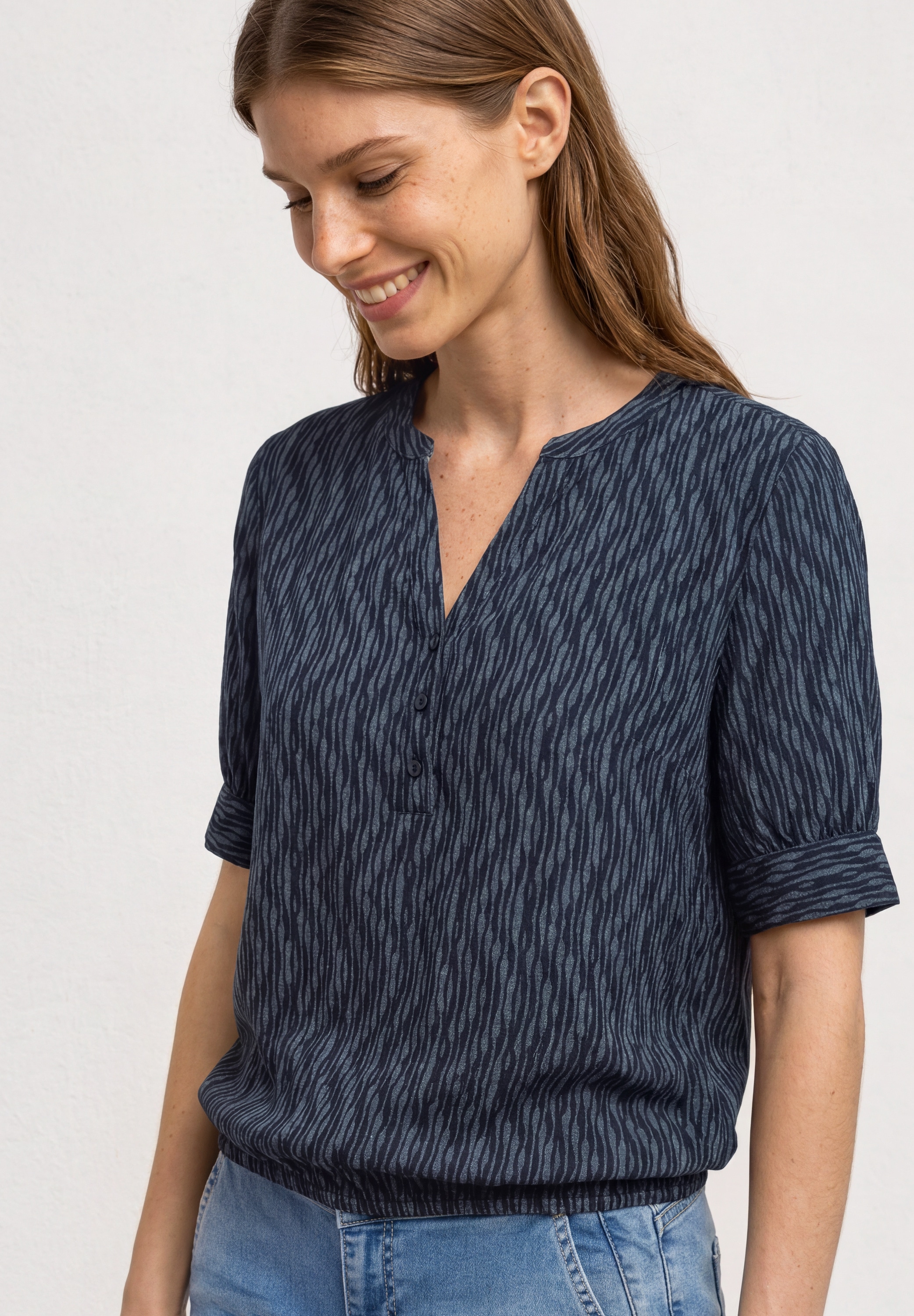 STREET ONE Blouse à manches courtes blouse d'été courte avec imprimé intégral et encolure fendue
