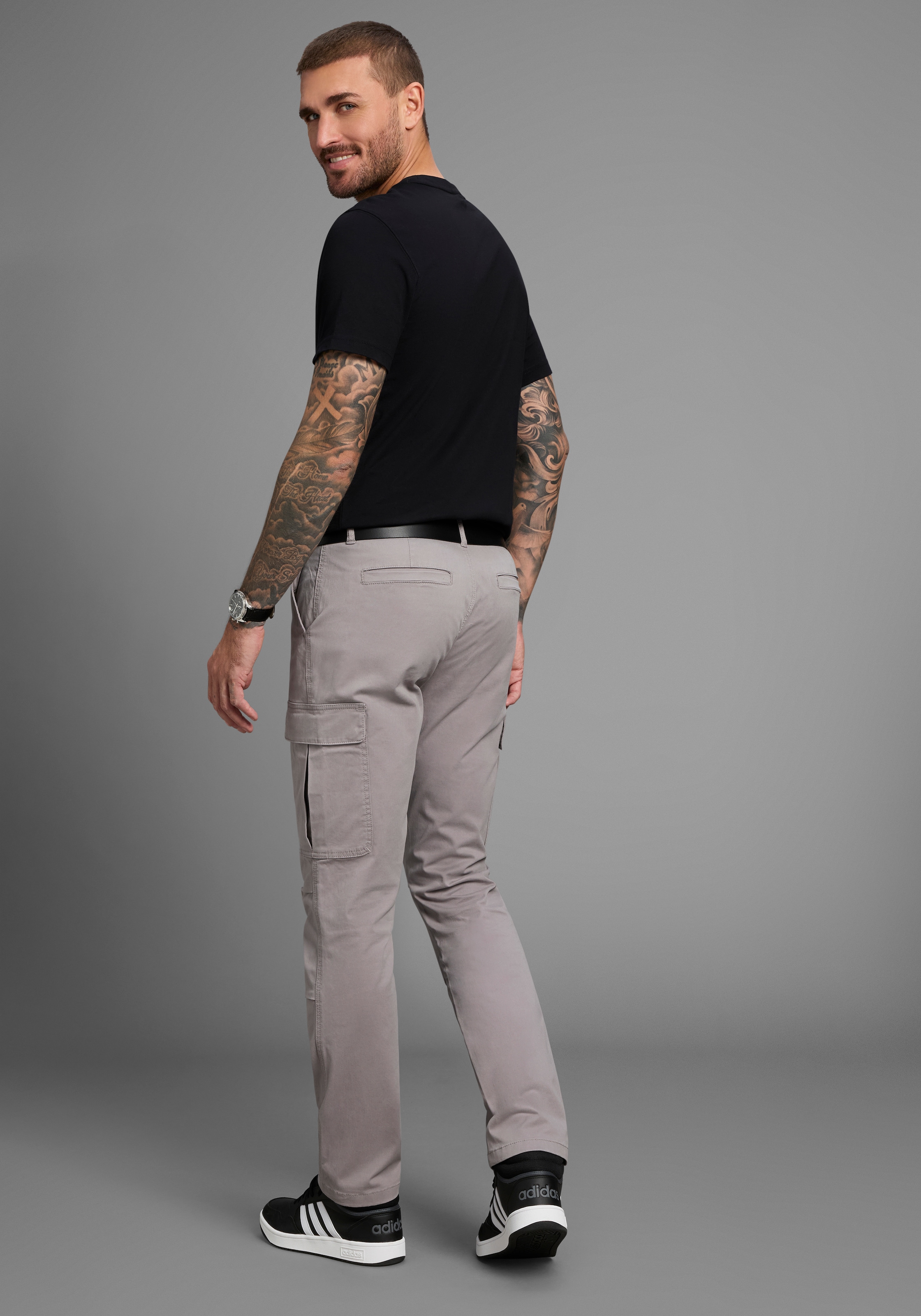 Bruno Banani Cargohose  moderne Passform, eng anliegende Cargotaschen