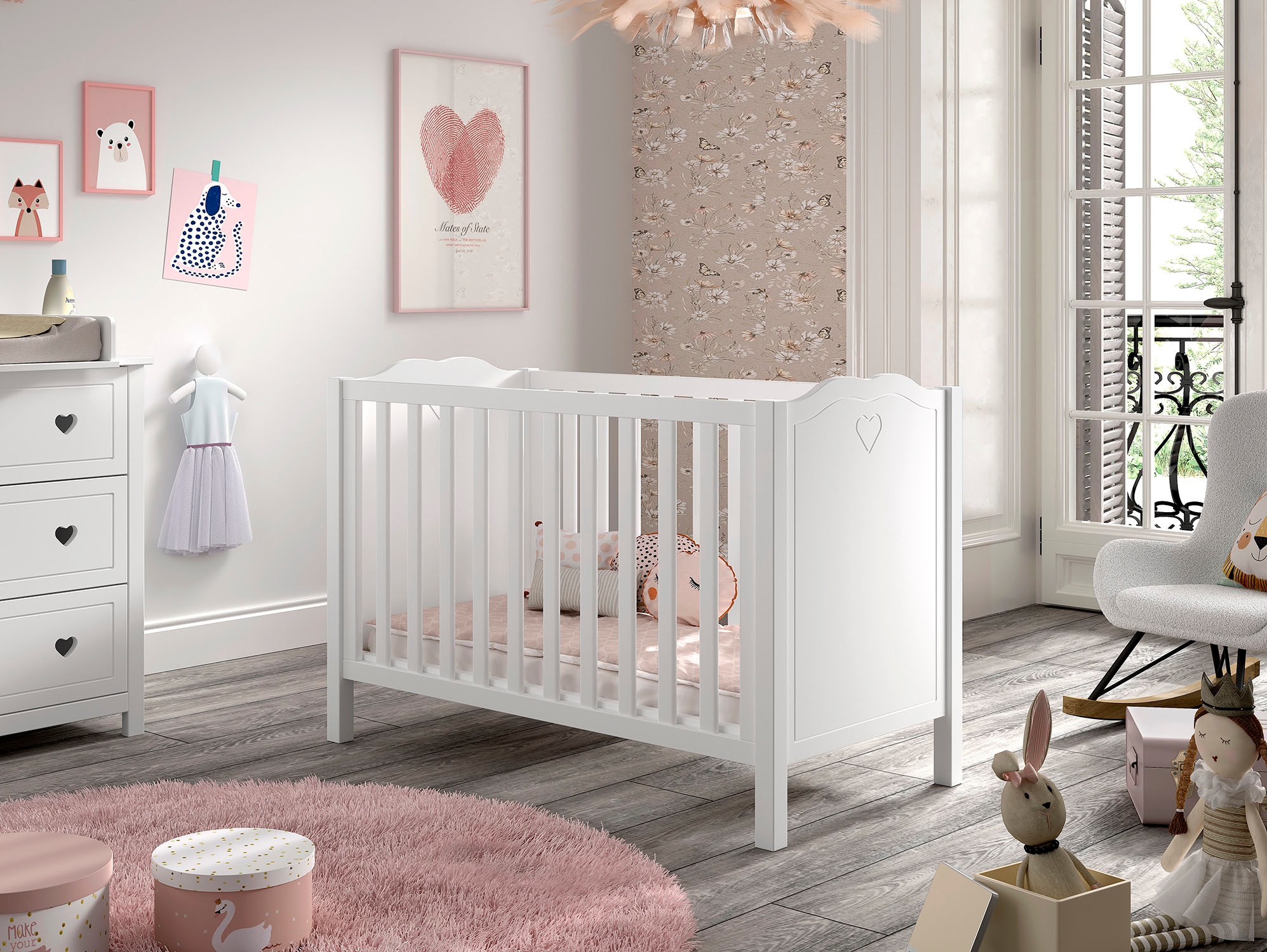 Vipack Babybett »Amori 60/120 mit verstellbarem Lattenrost, sehr stabil gebaut« mit geschwungenem Kopfteil und Herz Ornament, weiss lackiert