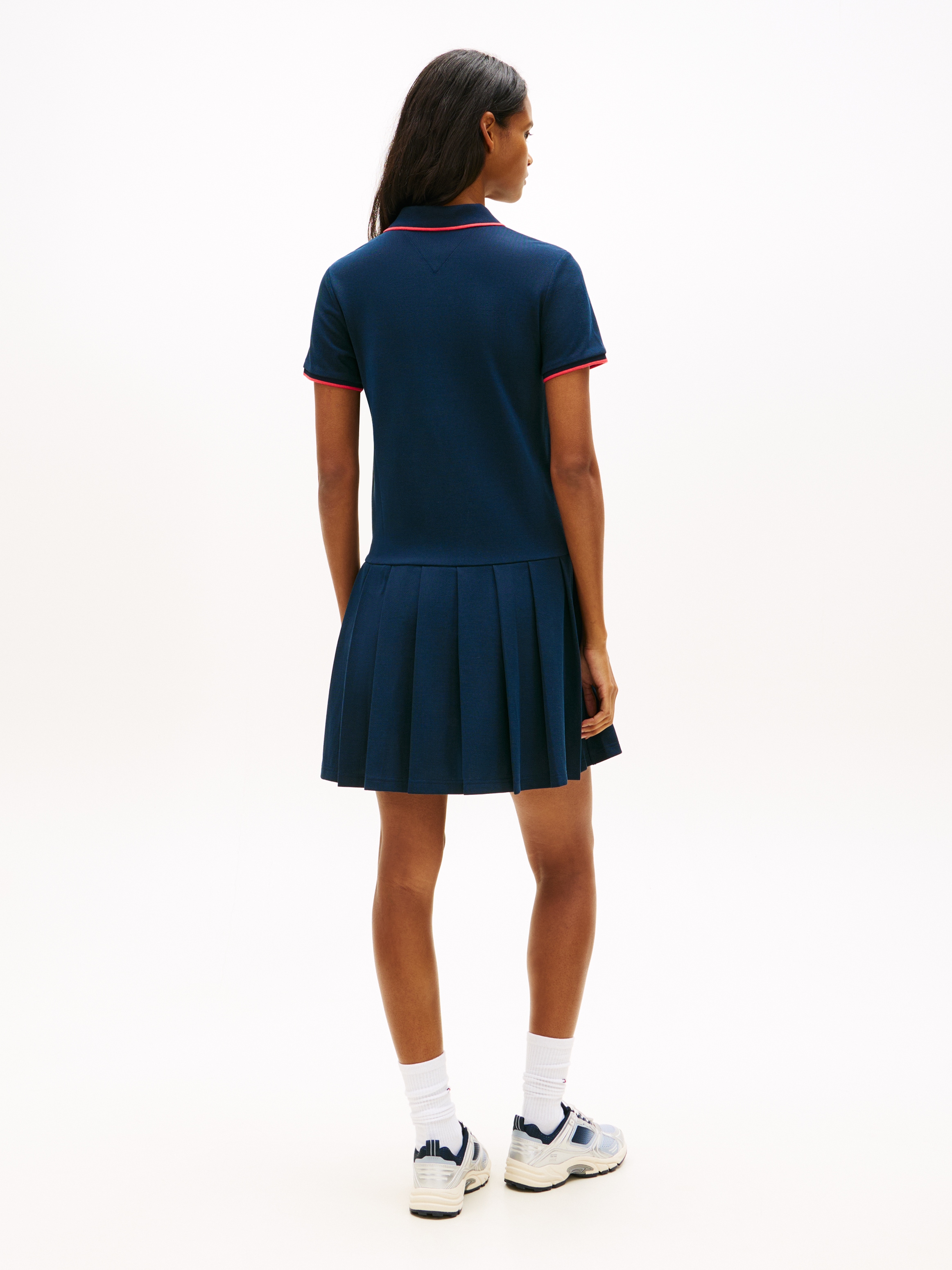 Tommy Jeans Robe polo »TJW BADGE PLEAT PIQUE DRESS EXT« avec détails contrastés, coupe décontractée