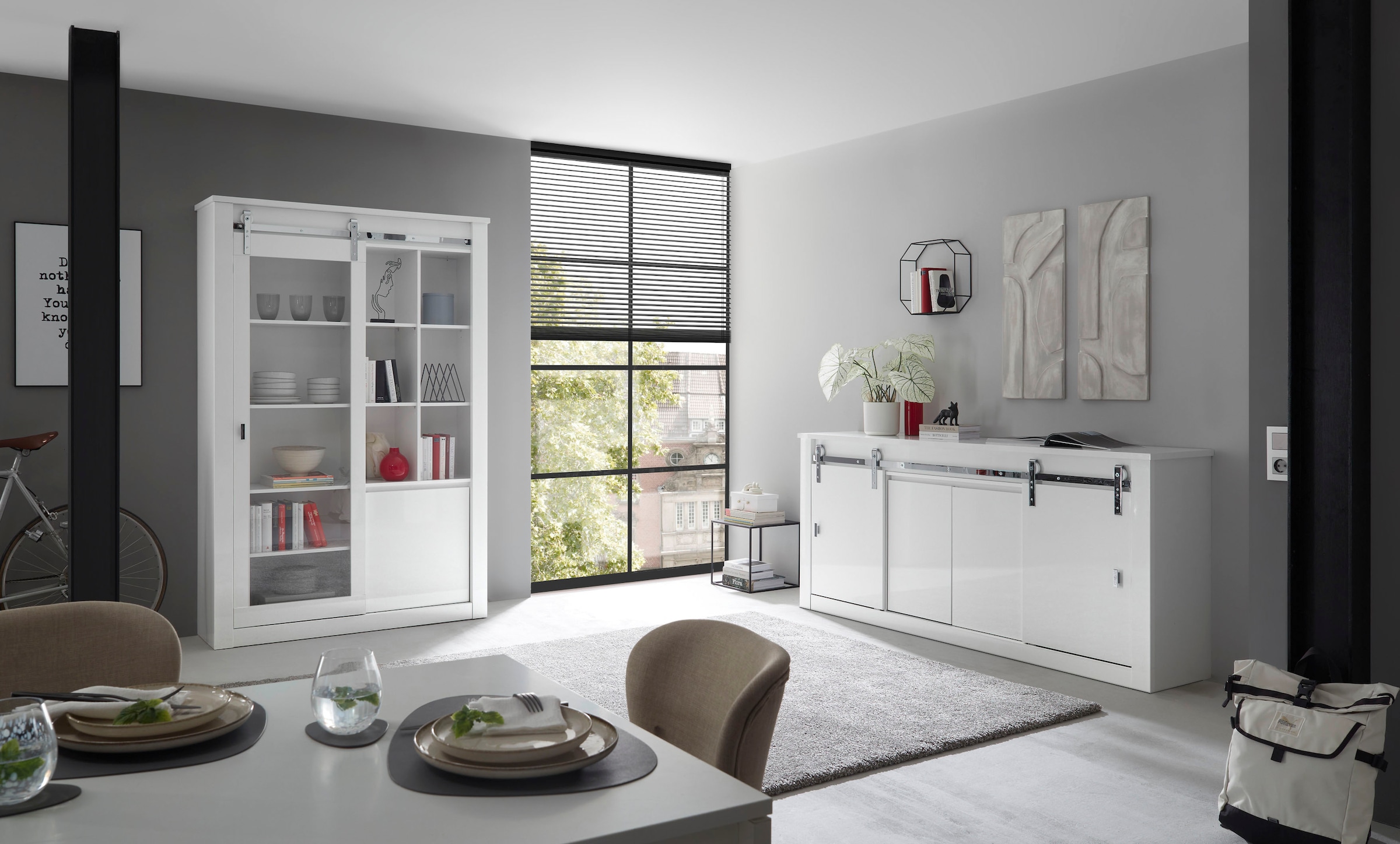 Home affaire Vitrine »Daytona, moderner Hochschrank, Glasvitrine in Weiss Hochglanz« mit Schiebetürenbeschlag in Chrom-Optik, ausreichend Stauraum