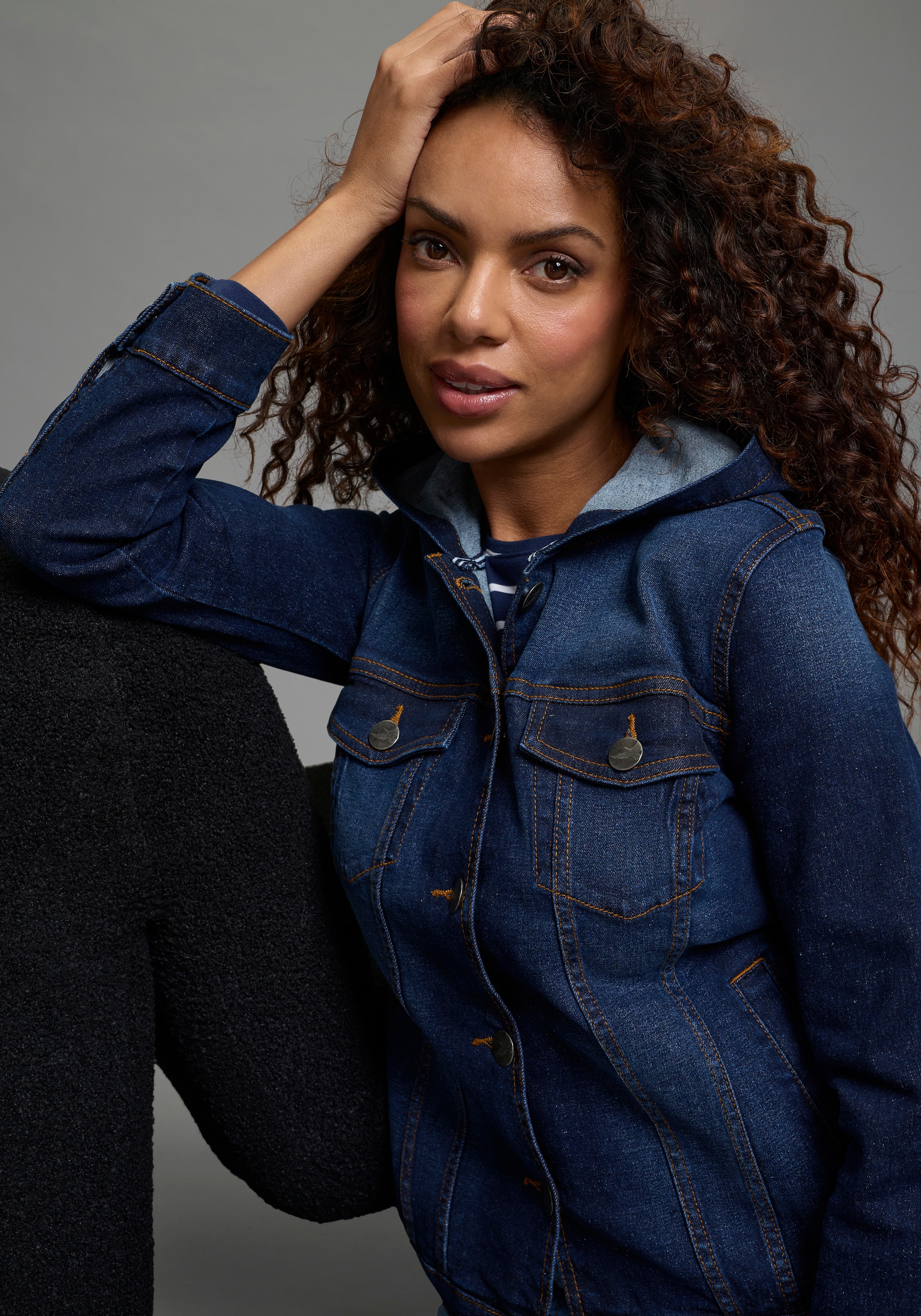 Arizona Veste en jean mit Kapuze mit Kapuze, Regular Fit, mit Knopfleiste, mit Knopf-Applikationen