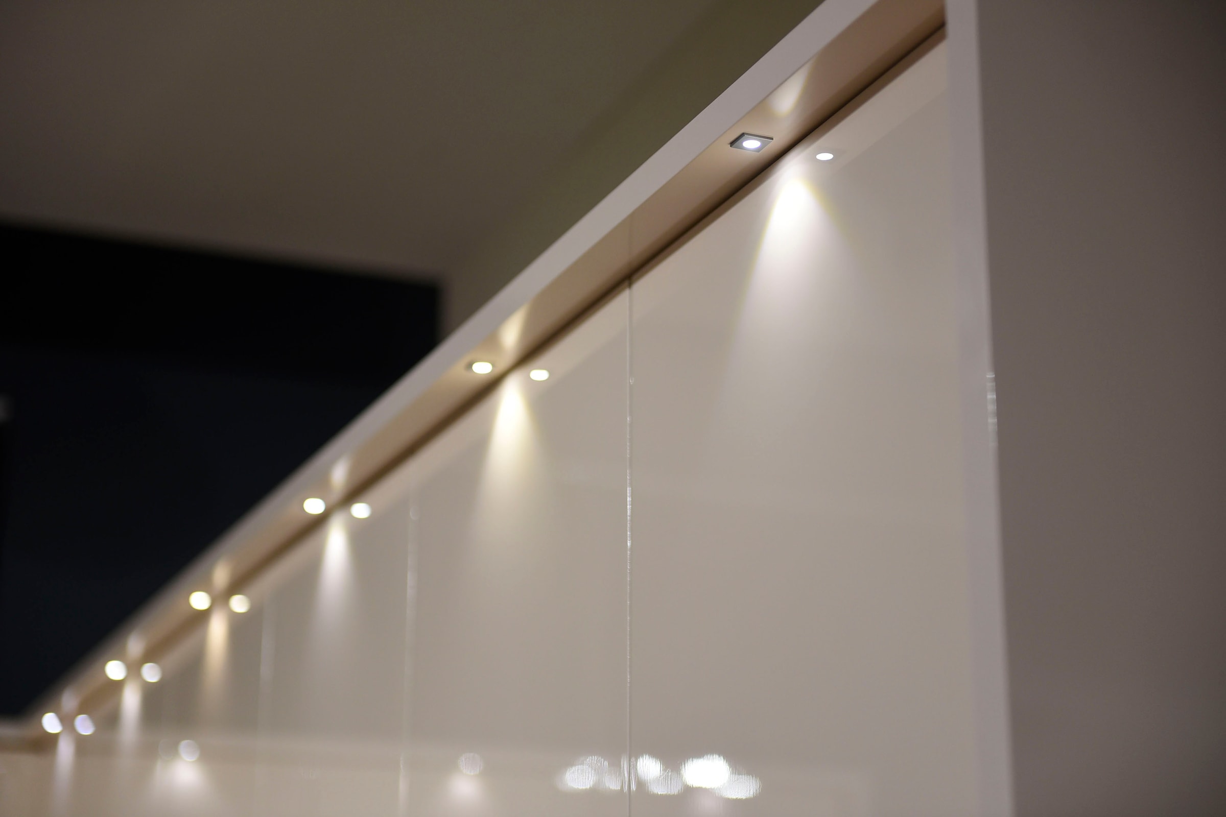 GOODproduct Drehtürenschrank »Piano, inklusive Rahmen und Beleuchtung, soft-close-Funktion« 277 oder 322cm breit, 226cm hoch, mit 4 Schubladen,  UV lackiert, hochglänzend weiss oder beige, FSC-zertifiziert