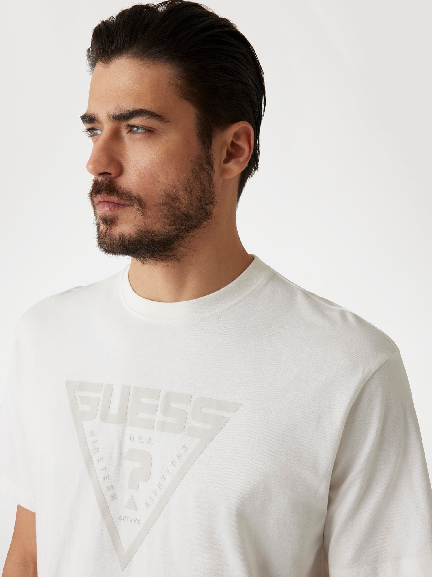 Guess T-shirt »AZHA« Rundhalsausschnitt, Regular Fit, Logodruck