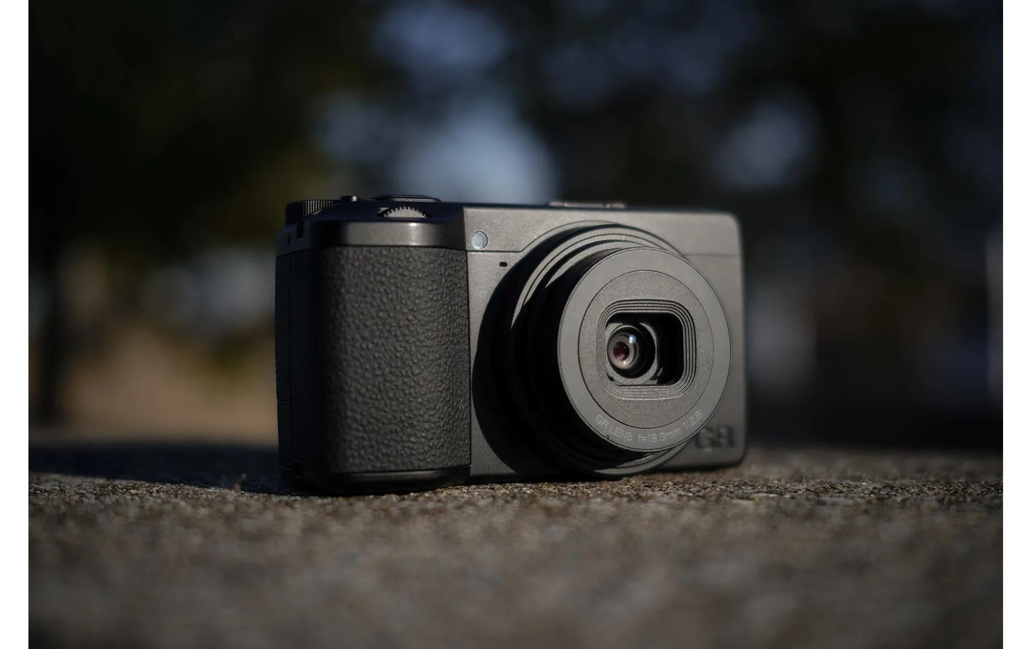 Ricoh Kompaktkamera »GR IV Monochrome« , 25,74 , inkl. Monochrome Kompaktkamera mit APS-C Sensor