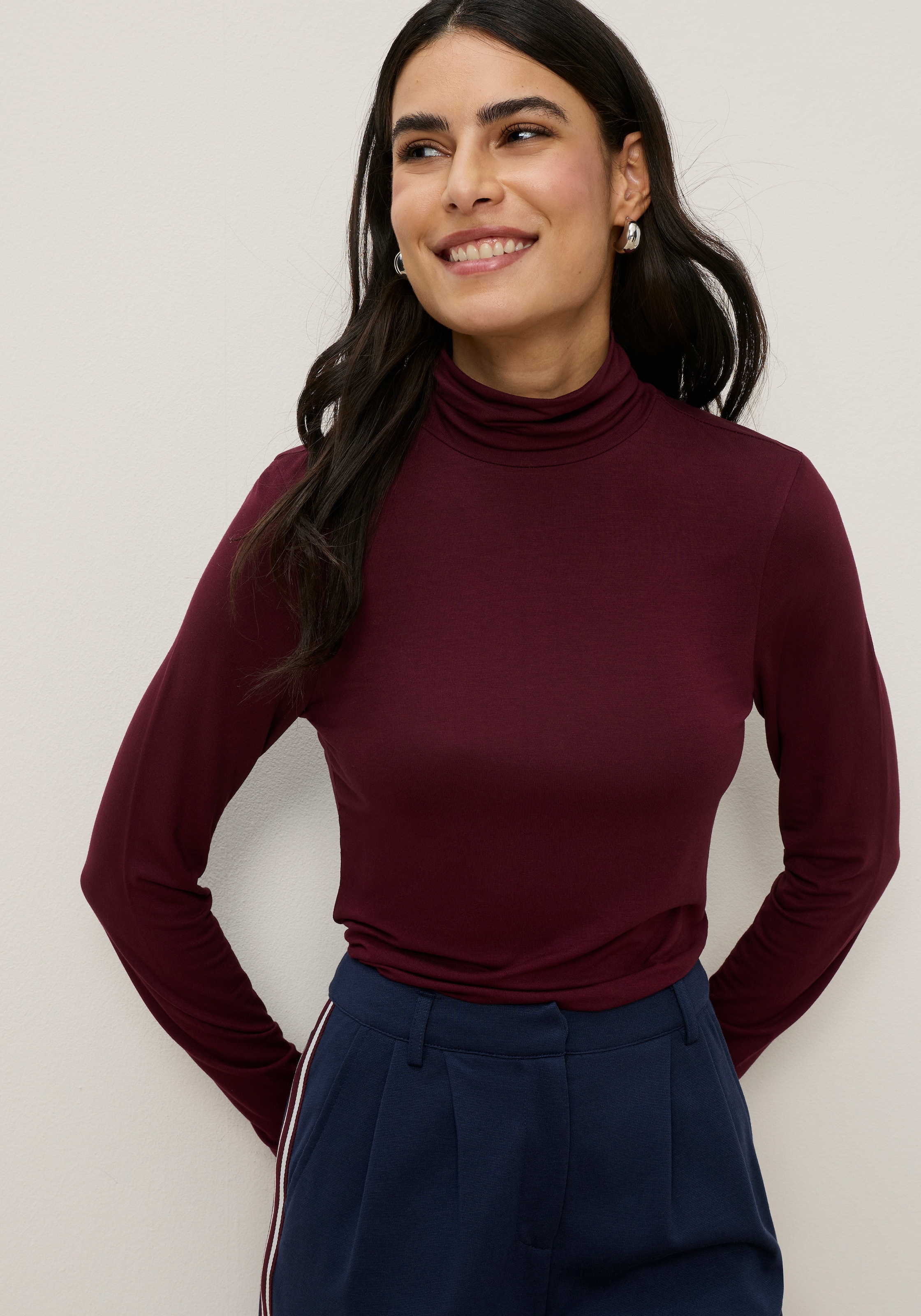 Tamaris Rollkragenshirt »mit figurbetontem Schnitt, aus fliessender Viskose-Qualität« Langarm,  Basic, aus elastischem Material