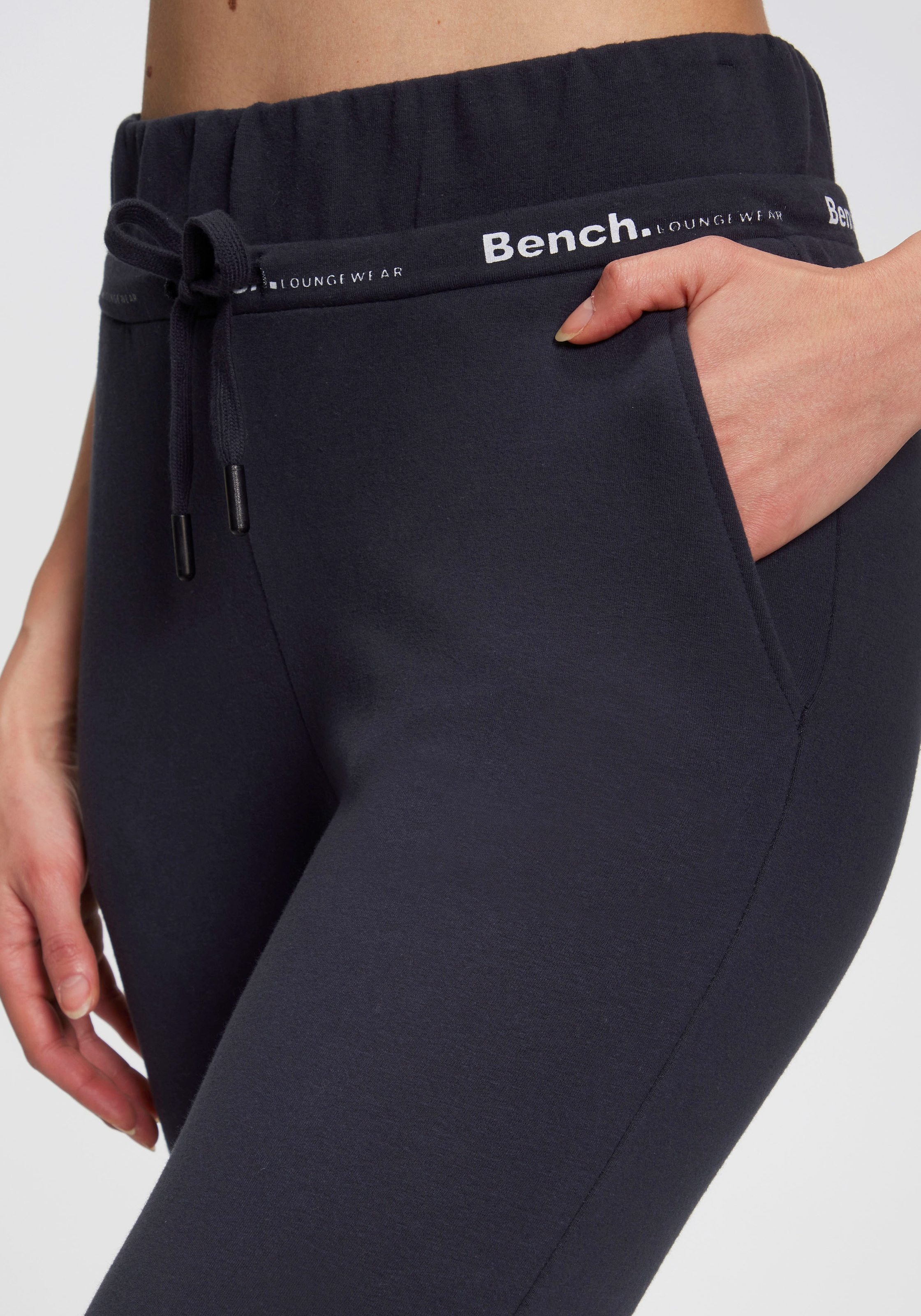 Bench. Jogginghose