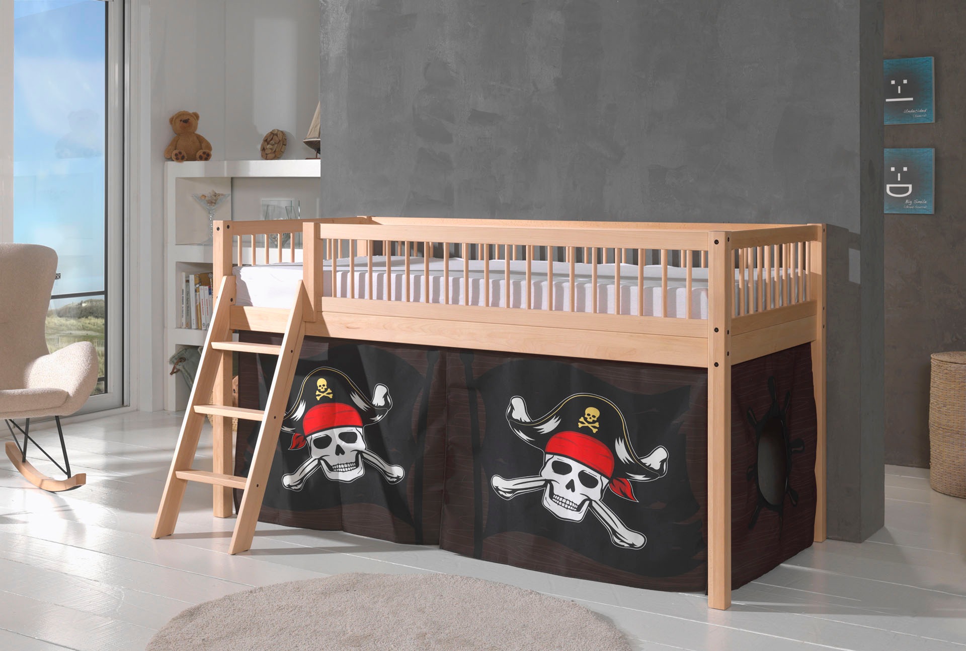 Vipack Lit de jeu »Forrest, Absturzschutz mit Sprossen-Optik, Pfostenstärken ca. 50x50mm« Hêtre laqué naturel, construction stable et de qualité, avec sommier à lattes,  90/200 cm, incl. set de rideaux 3 pièces, aire de jeu sous le lit