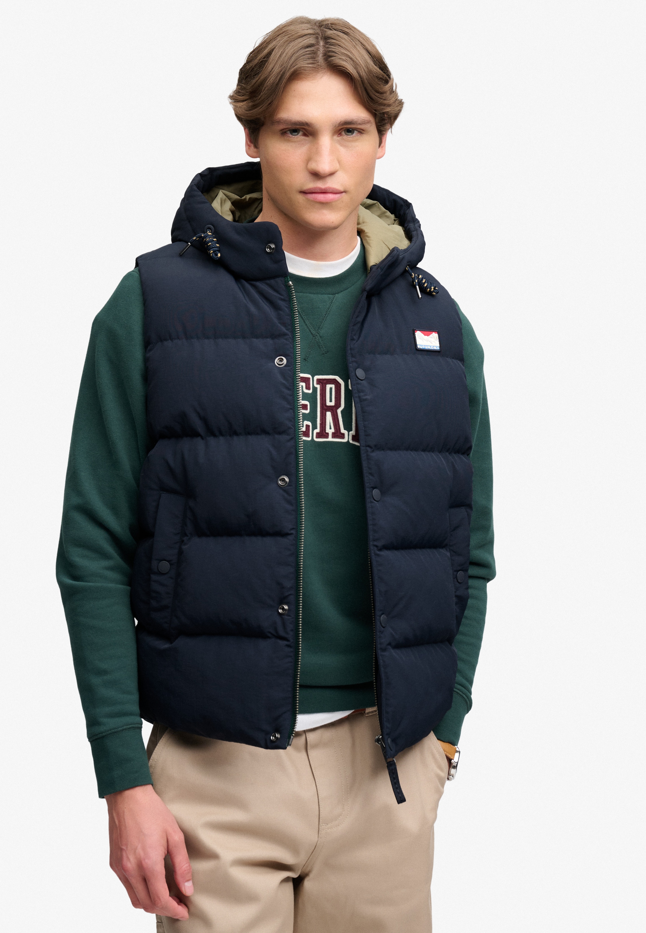 Superdry Gilet matelassé »HOOD SHORT EVEREST GILET« Coupe régulière, avec fermeture éclair, en nylon et fibre synthétique