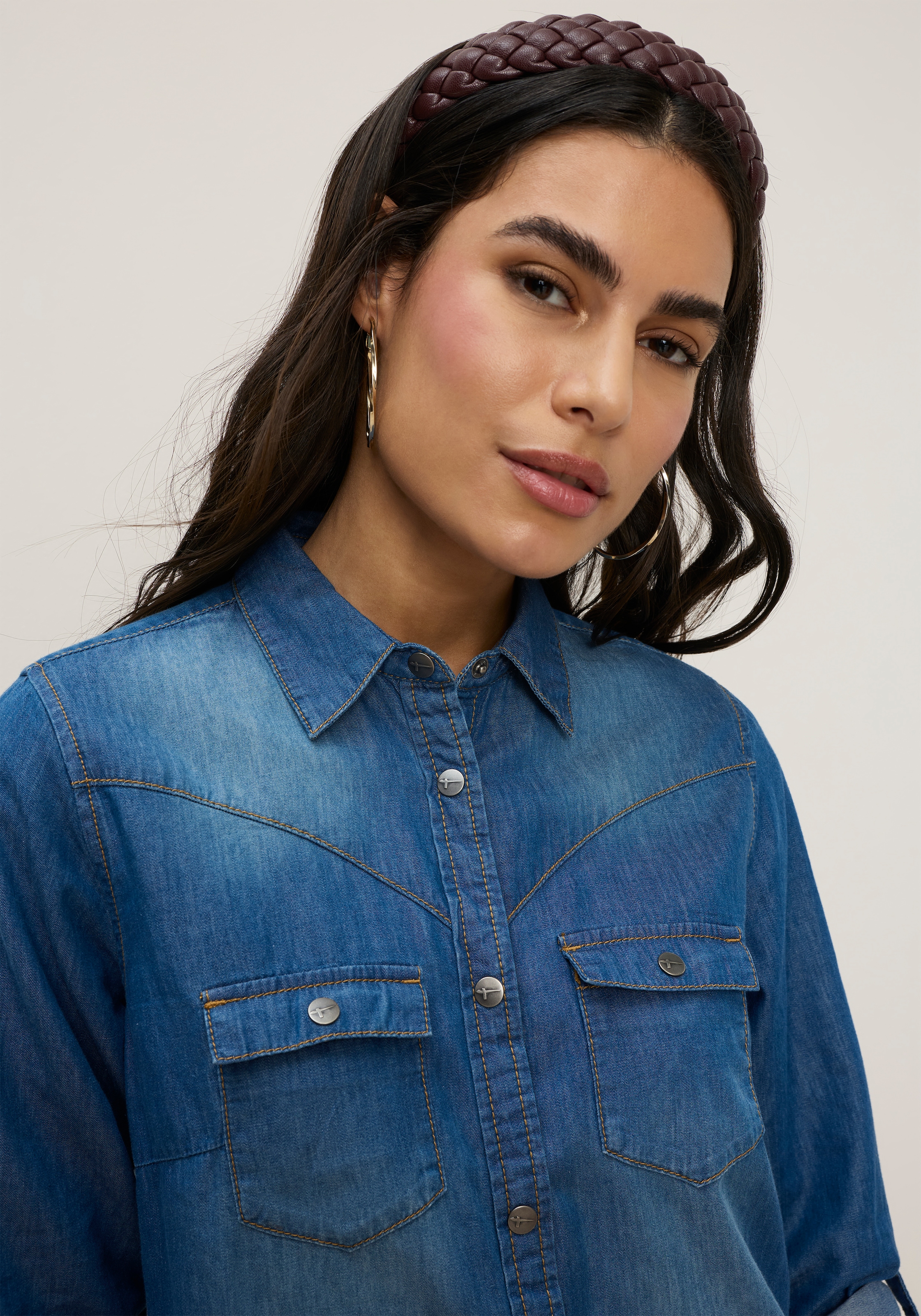 Tamaris Blouse en jean »mit praktischen Details, hohem Tragekomfort« avec col chemise, coupe régulière, uni