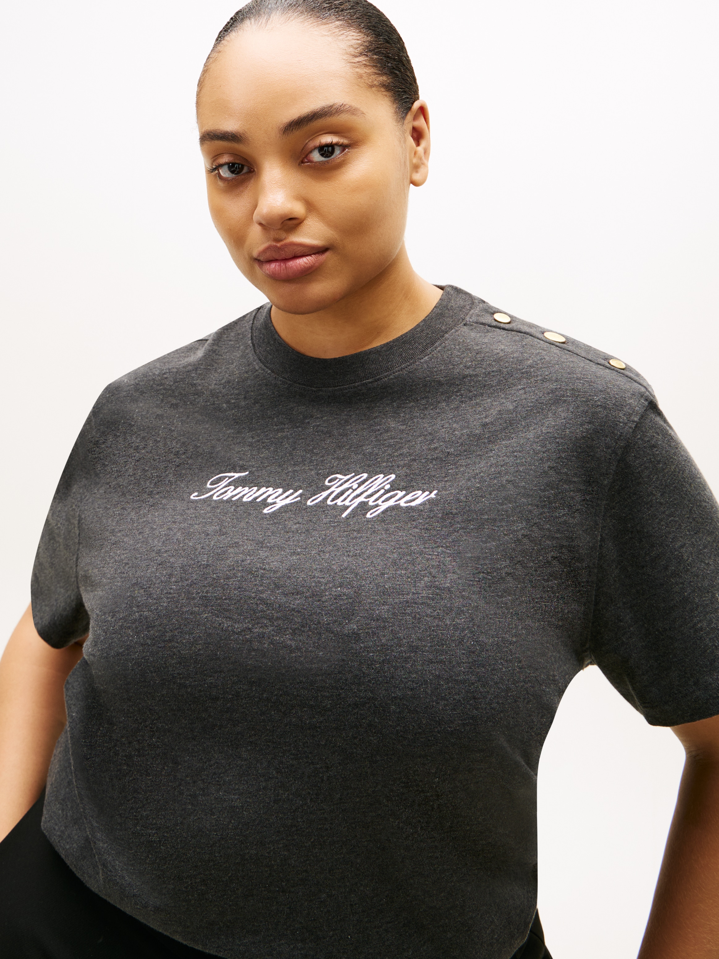 Tommy Hilfiger Curve Kurzarmshirt »CRV GOLD BTN SCRIPT MDRN SS TEE« in grossen Grössen, mit goldfarbenen Knöpfen