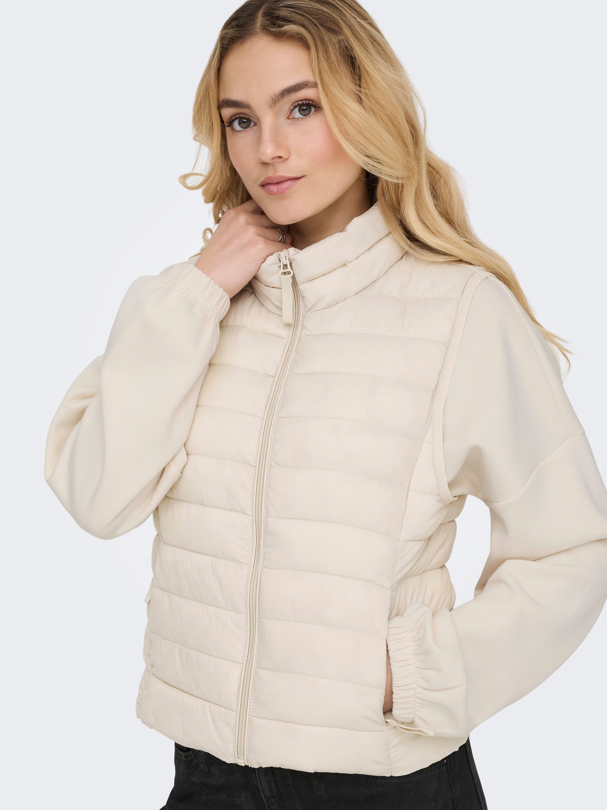 ONLY Gilet matelassé »ONLTAHIA LW QUILTED WAISTCOAT OTW CC OTW« leicht glänzende Oberfläche
