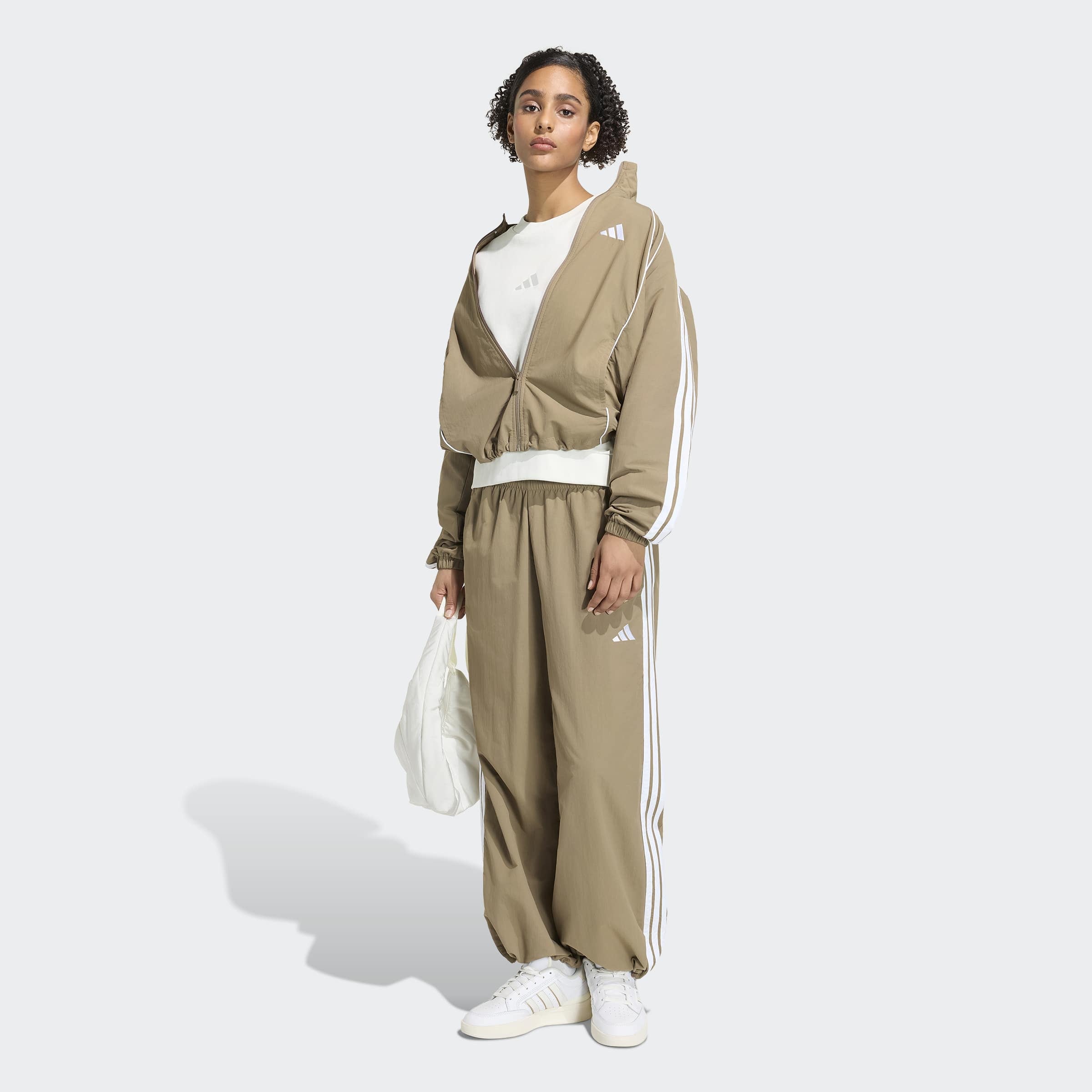 adidas Sportswear Pantalon de sport »ICONIC, GEWEBT, WEITES BEIN«