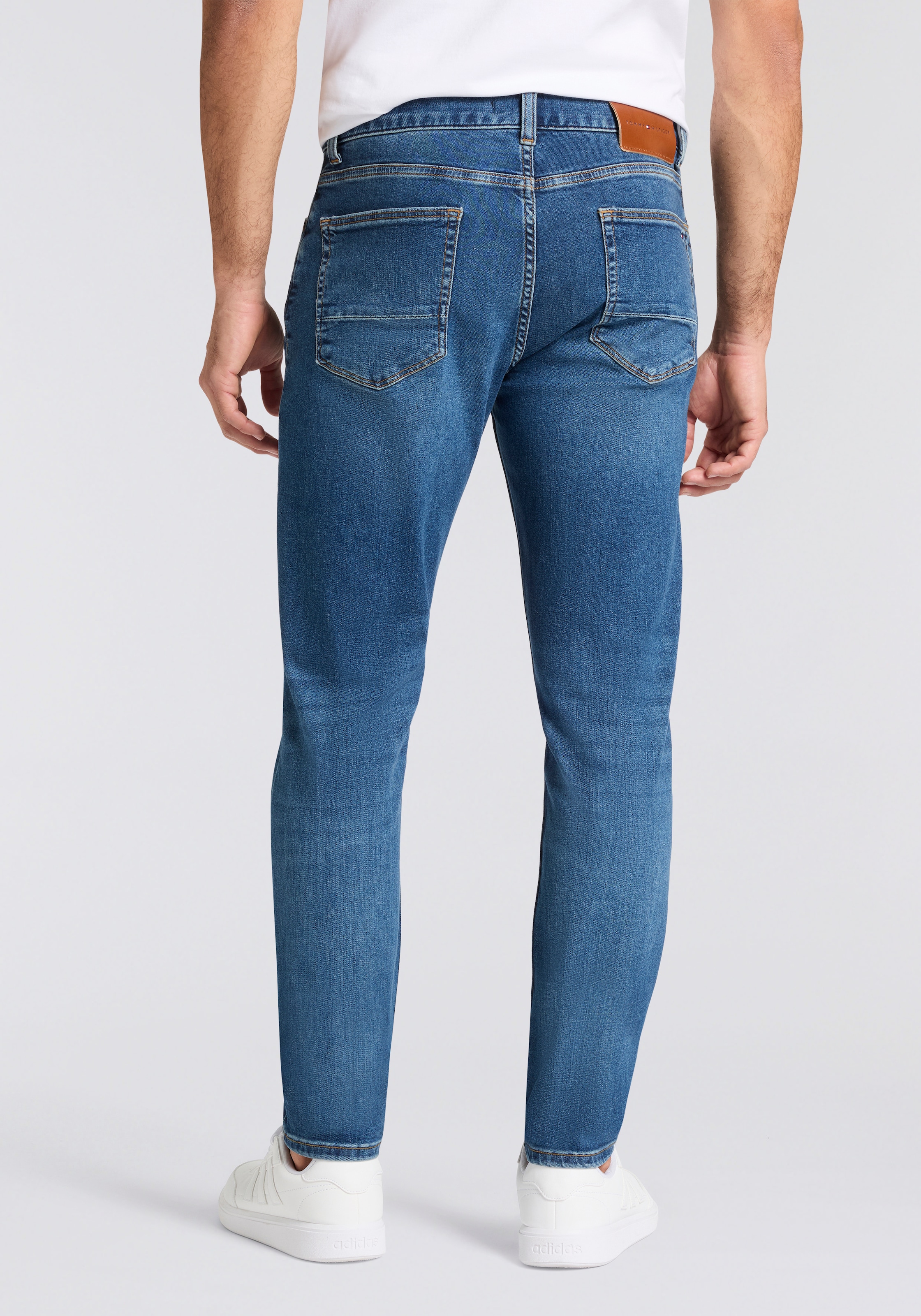 Tommy Hilfiger Slim-fit-Jeans »CORE BLEECKER« mit dezenter Waschung
