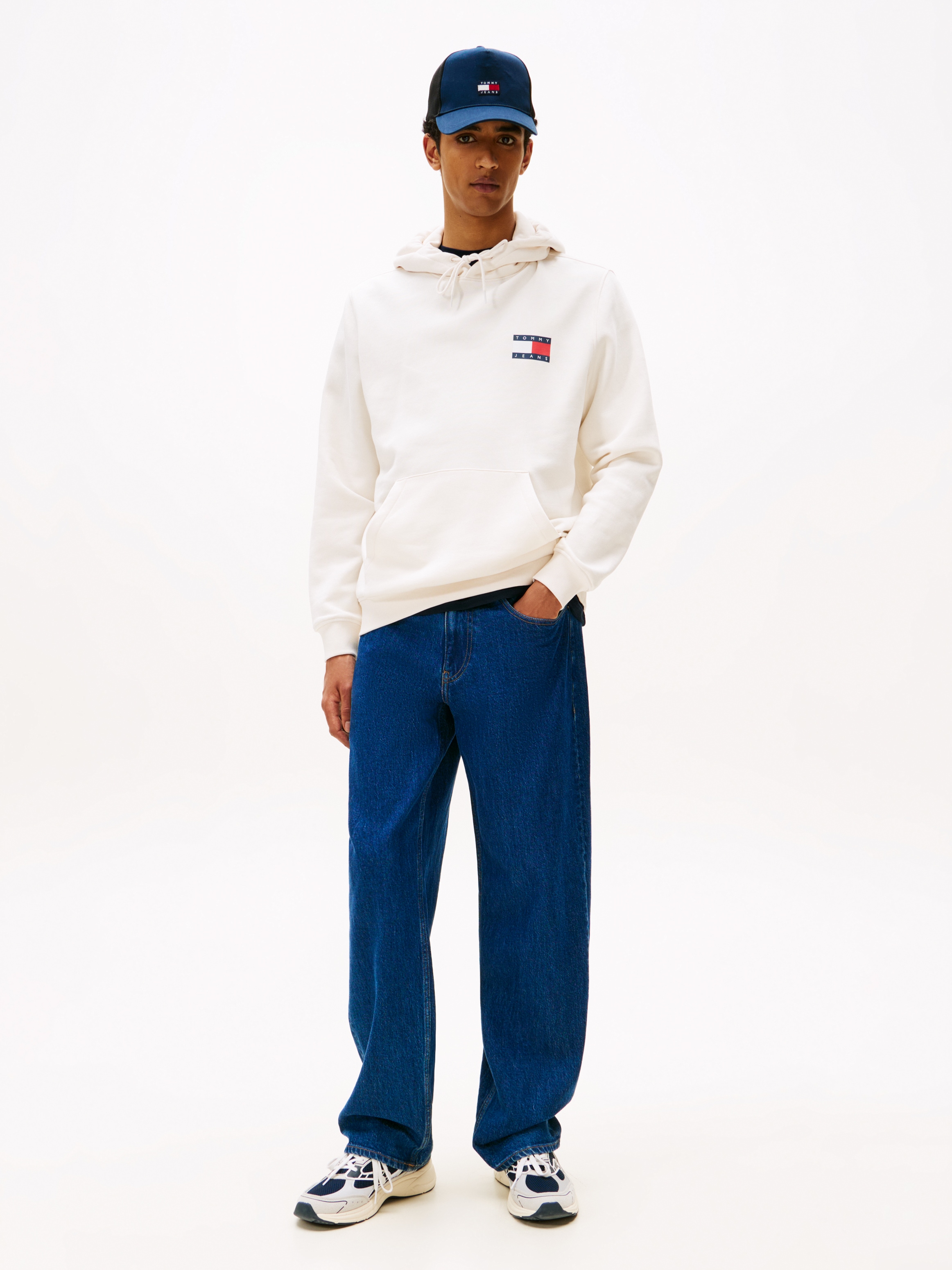 Tommy Jeans Sweat-shirt »TJM REG ESSENTIAL FLAG HOOD EXT«, avec logo de marque imprimé à hauteur de poitrine
