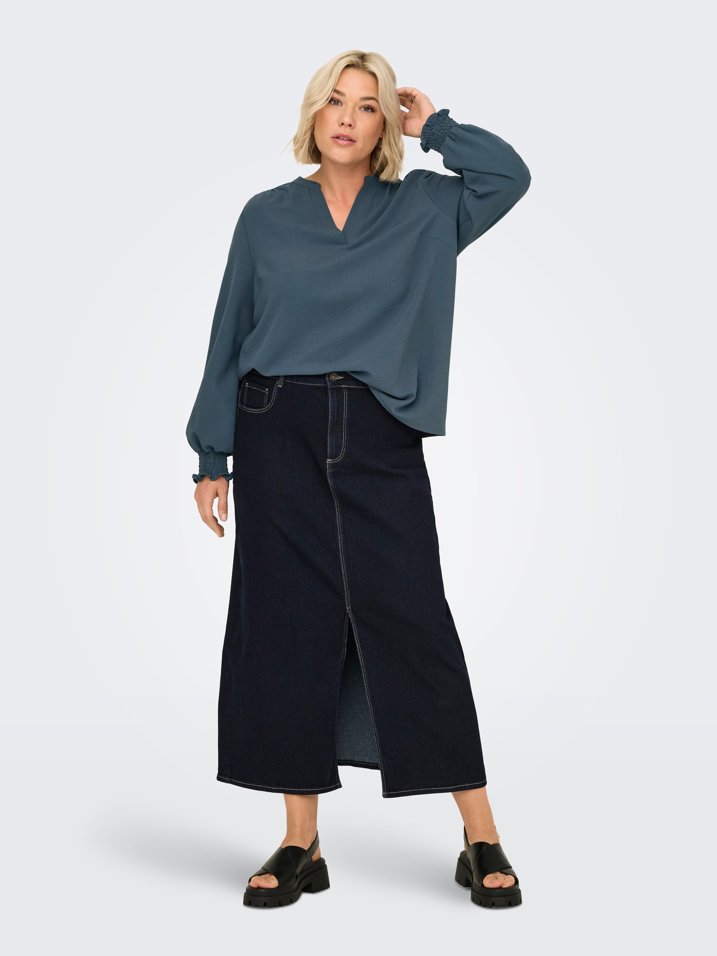 ONLY CARMAKOMA Chemisier à chemise »CARMETTA LIFE V-NECK TOP WVN NOOS« Kunstfaser, regular fit