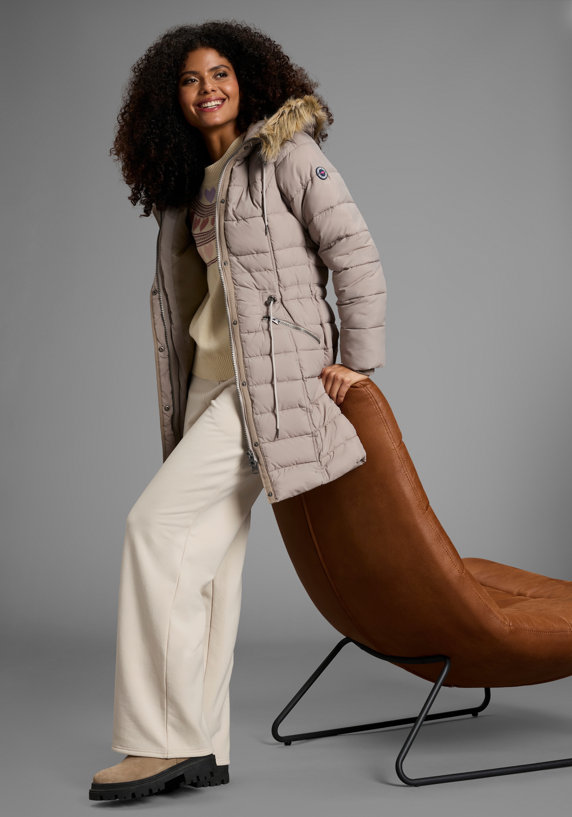 KangaROOS Steppjacke mit Kapuze figurbetonter Schnitt,  mit Reissverschlusstaschen