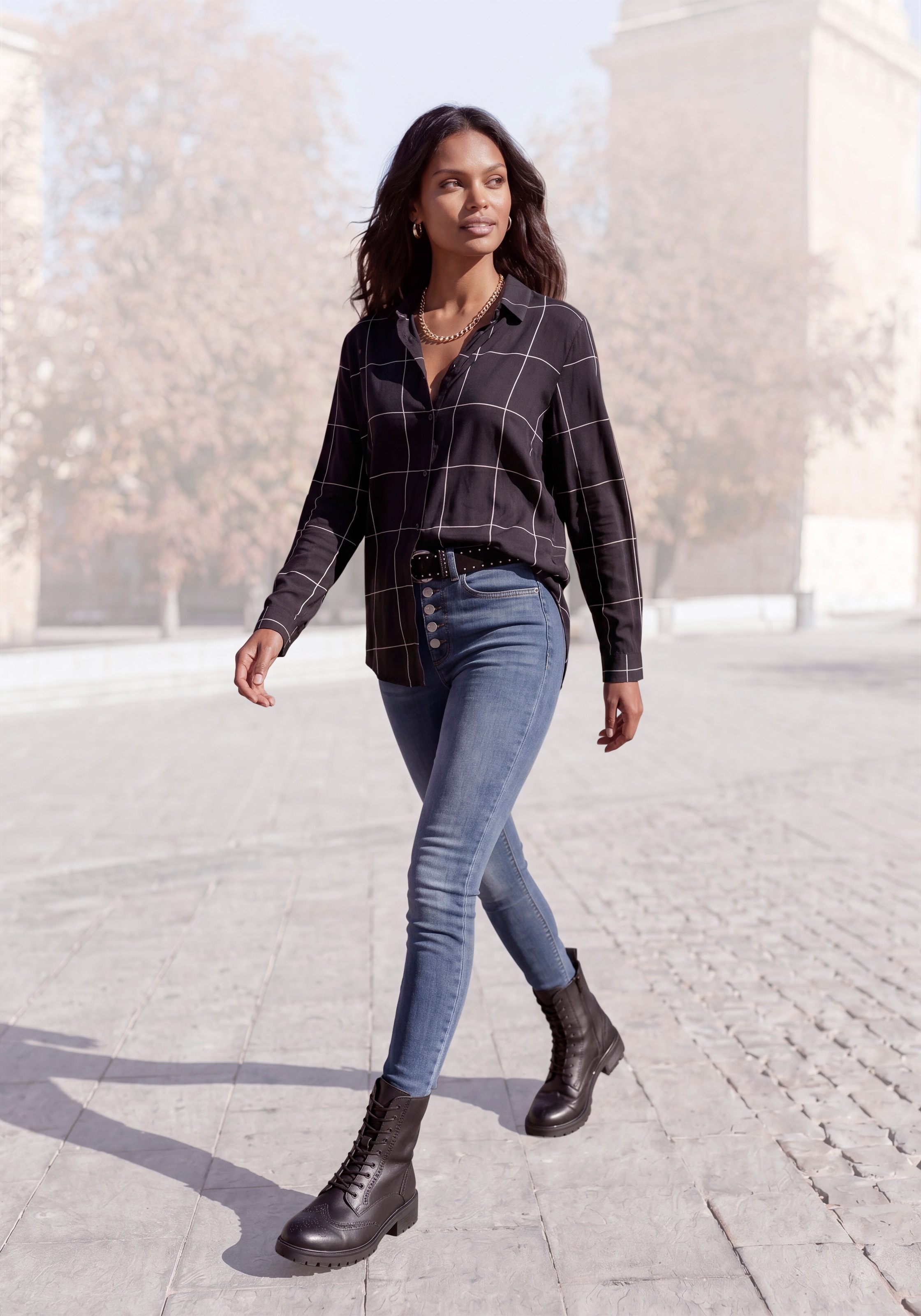 LASCANA Hemdbluse »mit Karomuster aus leichter Webware, Longbluse« lässiges Karohemd, Langarmbluse mit gerundetem Saum, Oversize