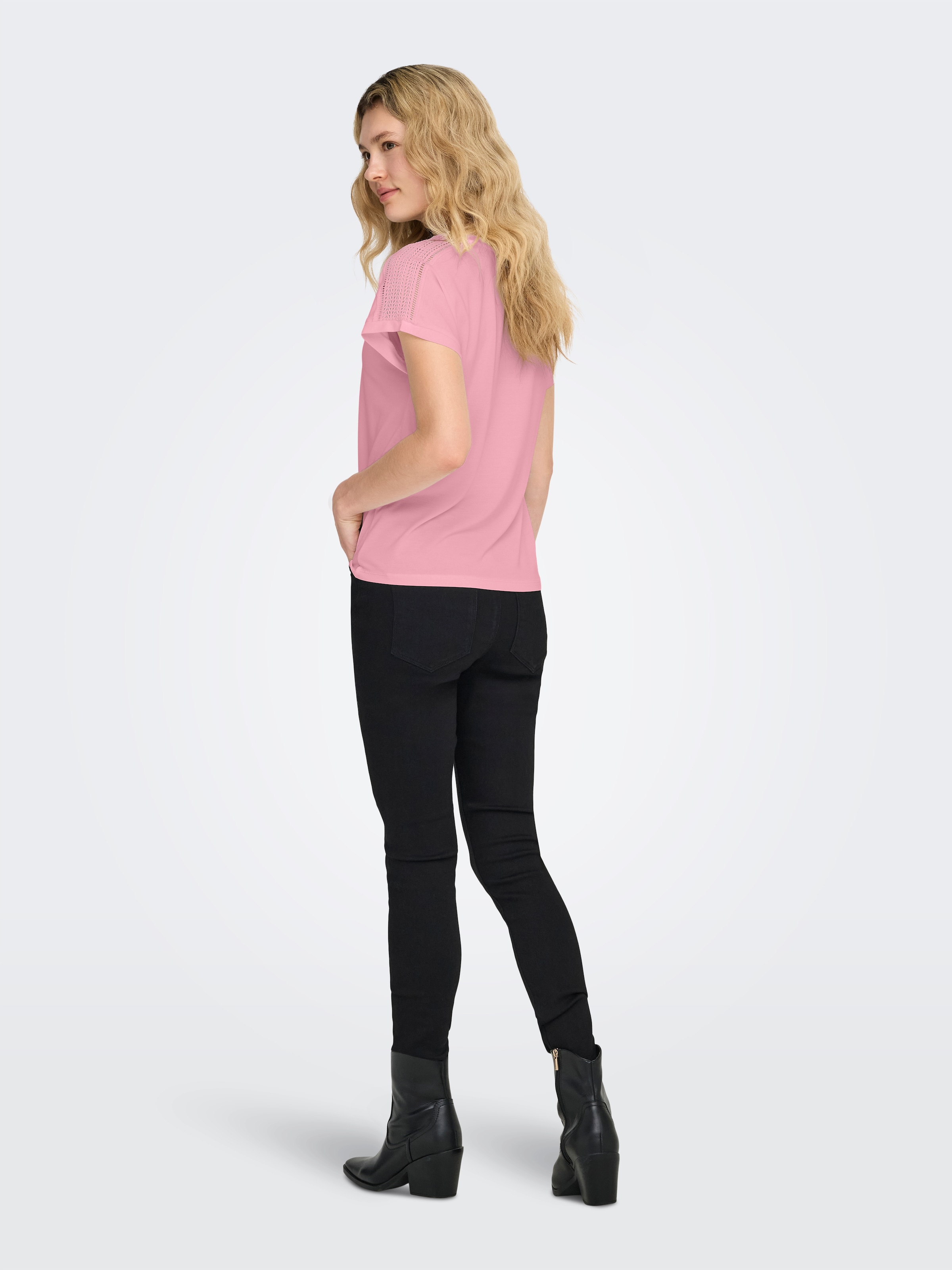 ONLY T-shirt en V »ONLFREE LIFE S/S V-NECK LACE TOP JRS« Materialmix, loose fit, V-Ausschnitt