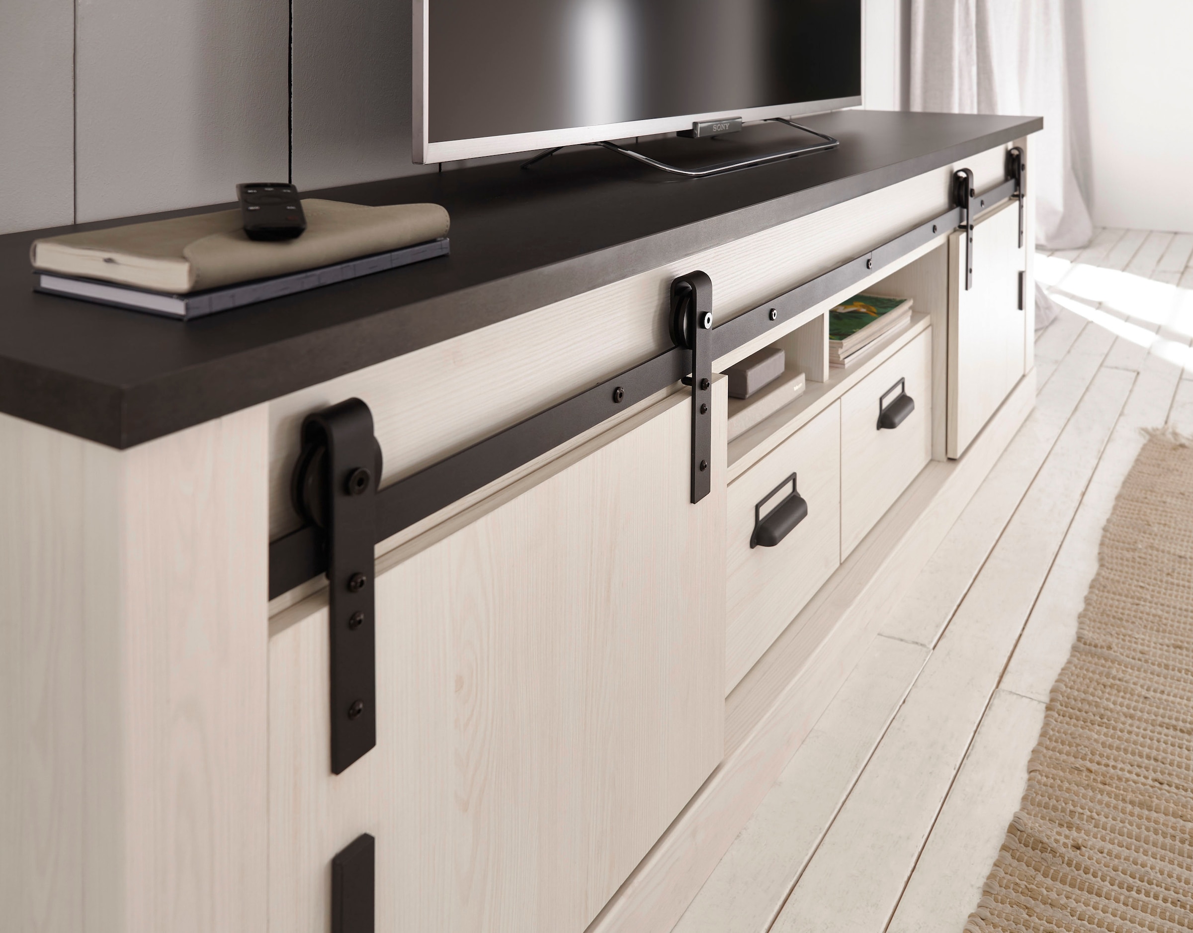 Home affaire Table basse »SHERWOOD« modernes Holz Dekor, mit Scheunentorbeschlag aus Metall, Breite 201 cm