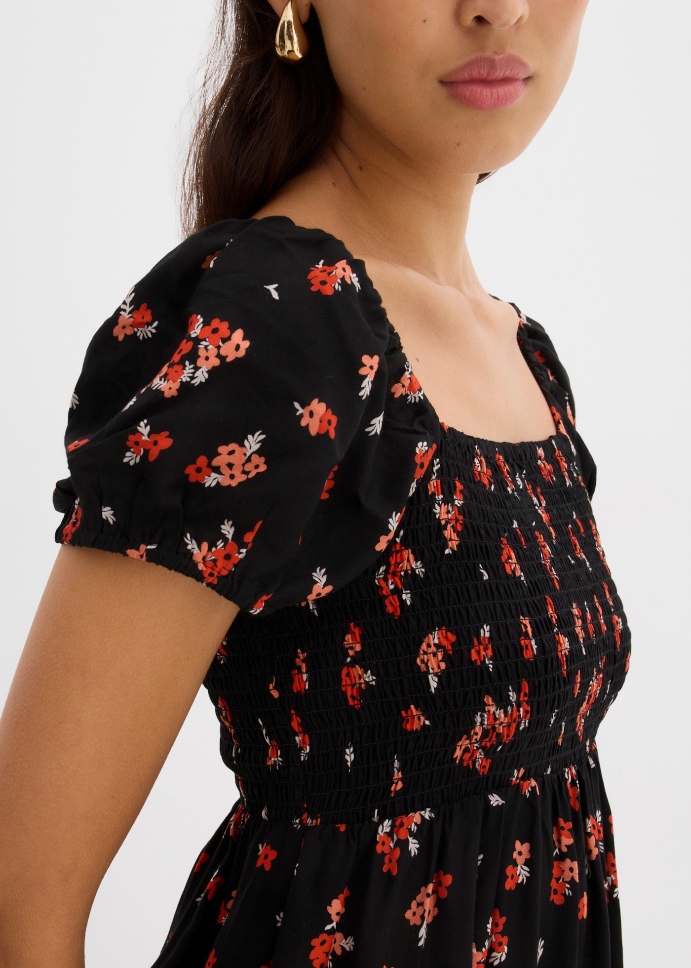 bonprix Mini-robe style élégant, coupe ajustée, avec détails smockés, en viscose