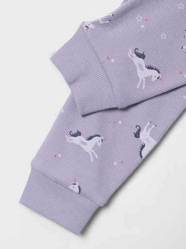 Name It Pyjama »NMFNIGHTSET LAVENDER UNICORN RIB NOOS« Set, 2 pièces mit tollem Einhorn-Alloverprint