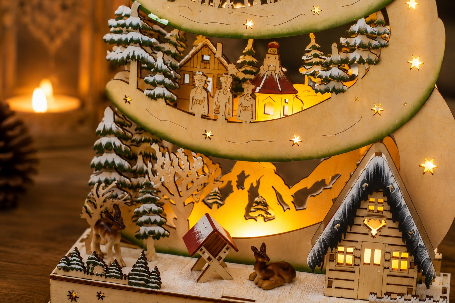 GOODproduct Weihnachtsszene »Fensterdeko, Lichtbaum aus Holz« Weihnachtliche Verzierung mit LED-Lichtern, Timer-Funktion,