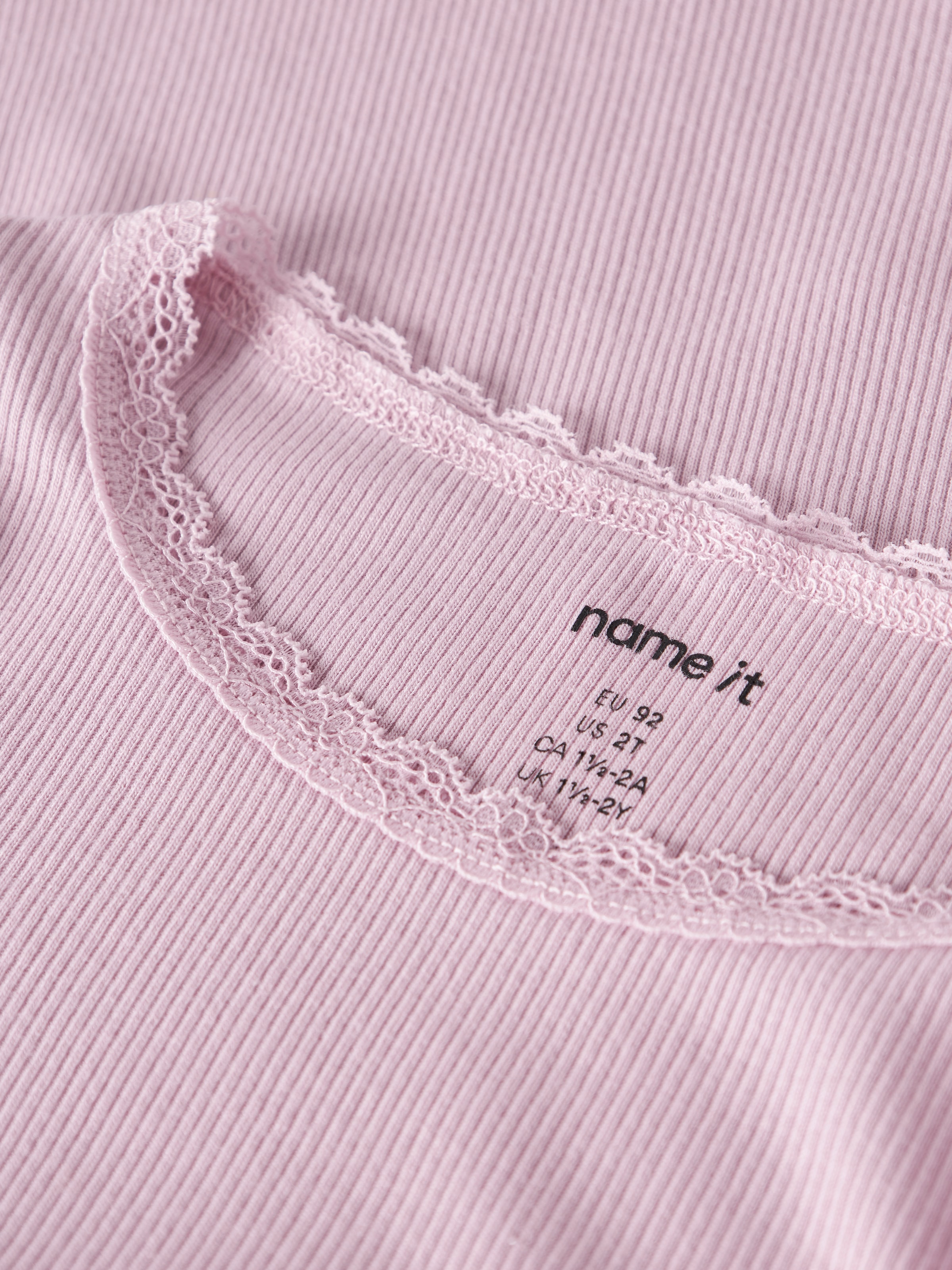 Name It T-shirt à manches longues »NMFKAB LS TOP NOOS« en côtes fines avec jolie bordure en dentelle au col