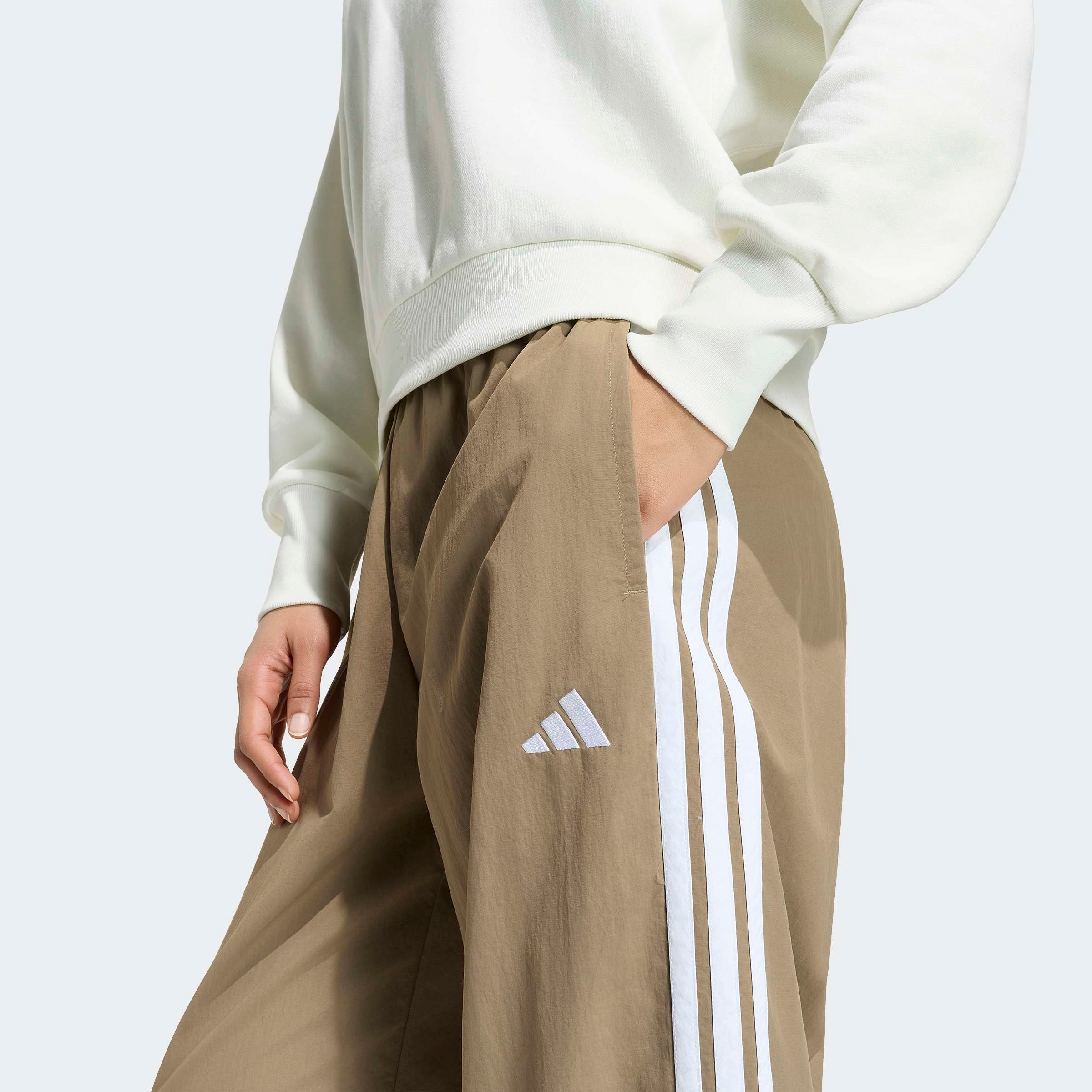 adidas Sportswear Pantalon de sport »ICONIC, GEWEBT, WEITES BEIN«