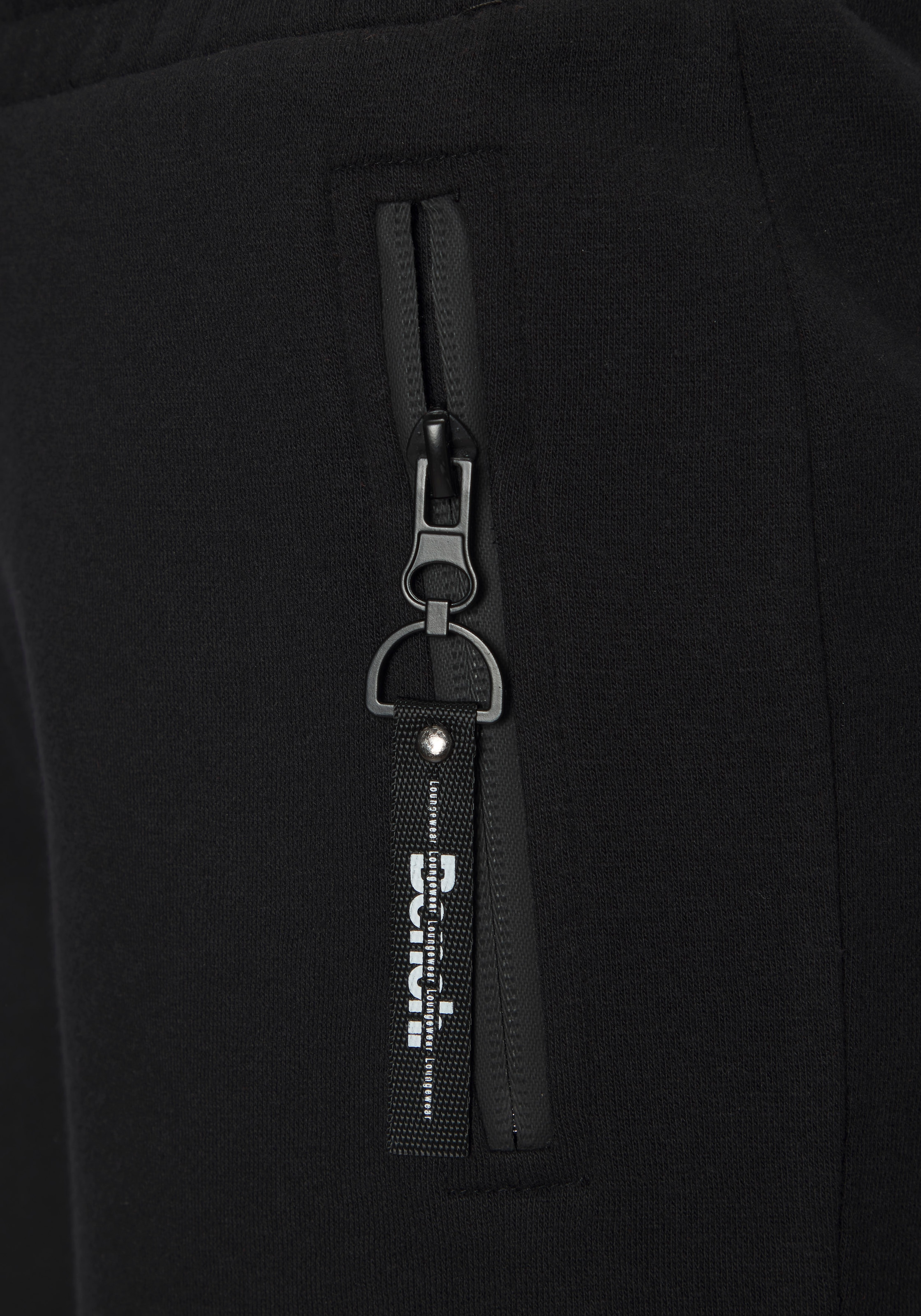 Bench. Loungewear Sweatshorts  mit seitlichen Schlitz und Reissverschlusstaschen, Loungewear