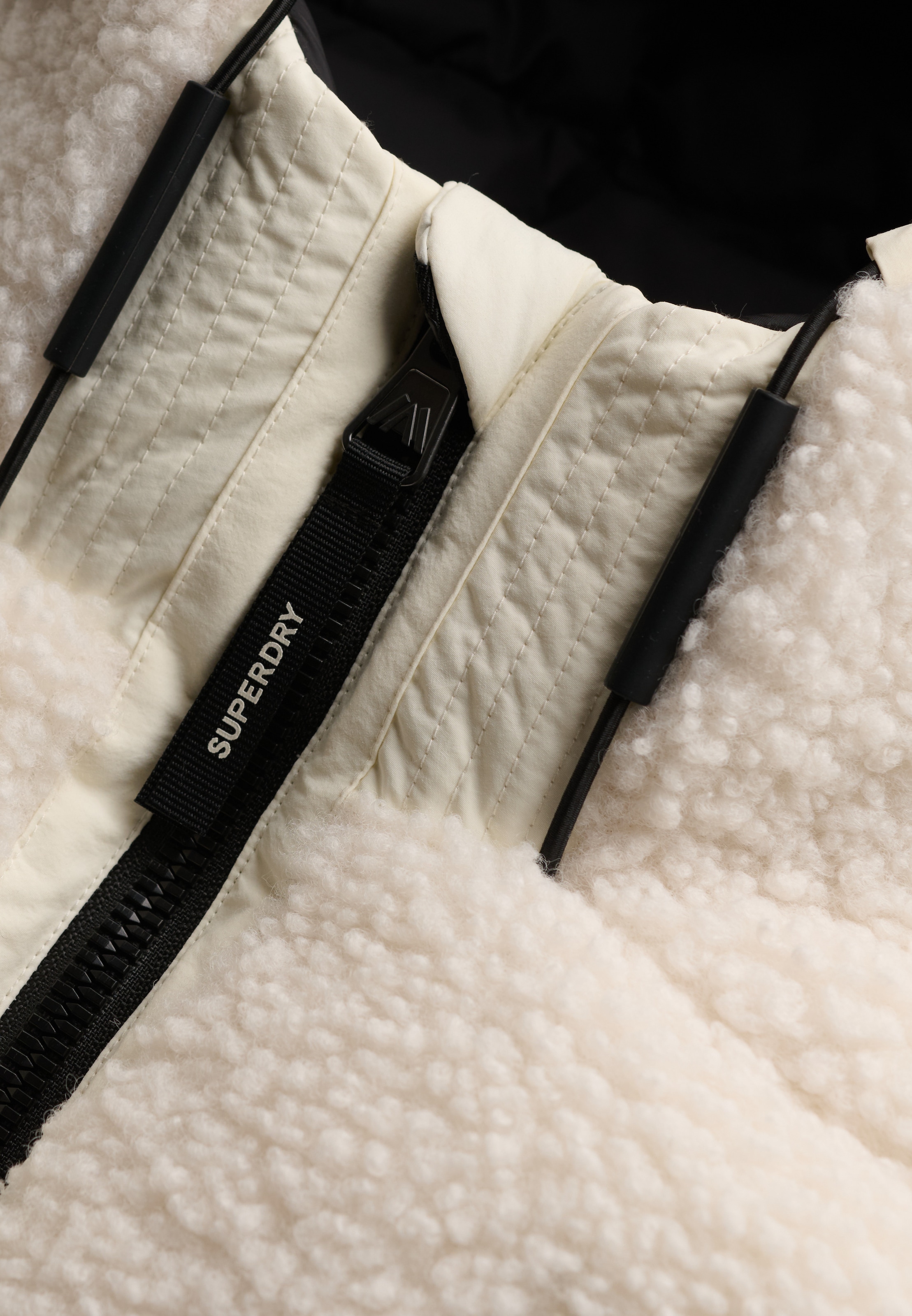 Superdry Gilet matelassé »BORG BAFFLE GILET« Kunstfaser, straight fit, aussen mit Teddyfell