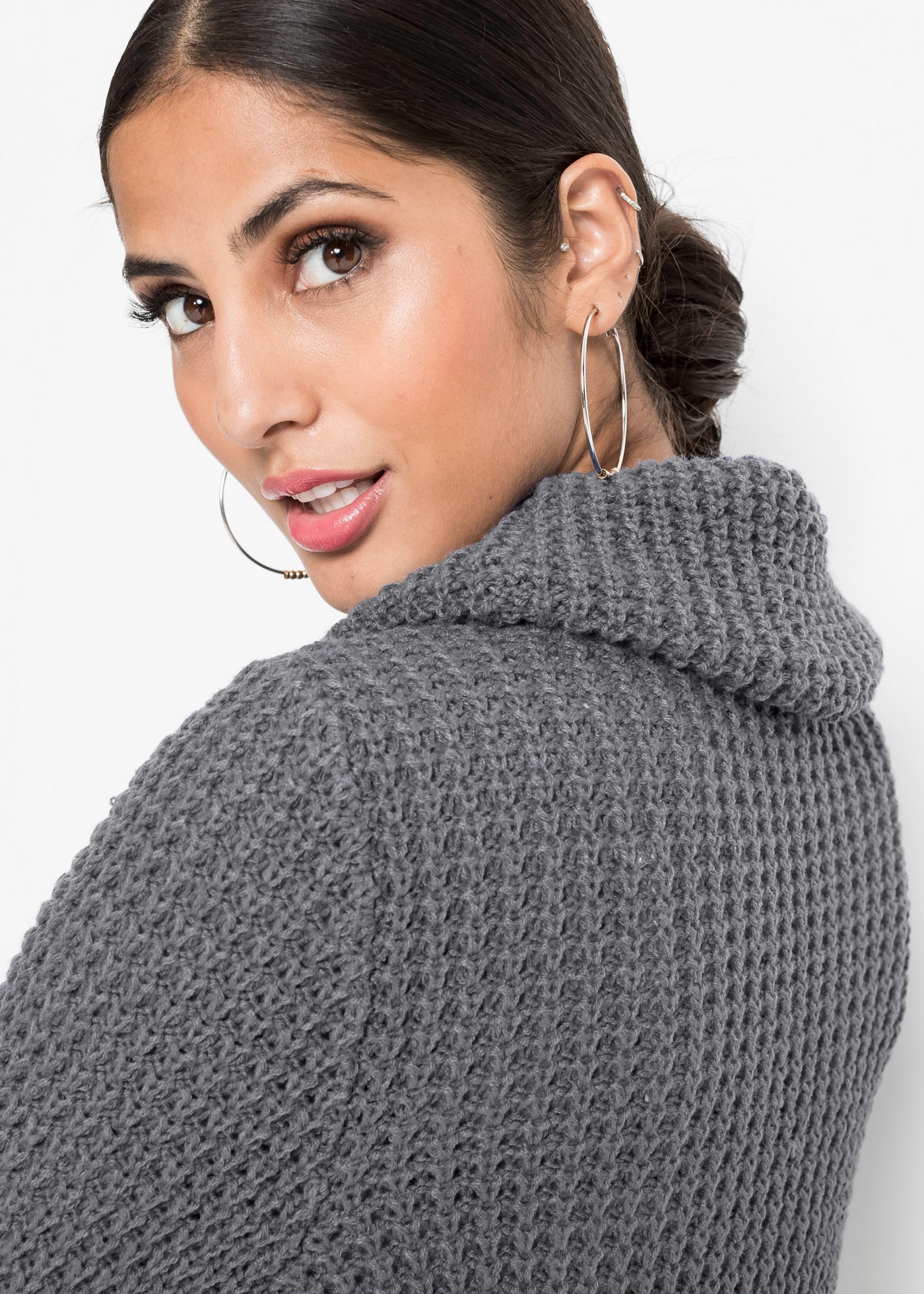 bonprix Pull en tricot »Grobstrick-Pullover« avec col roulé large à patte, effet superposé asymétrique
