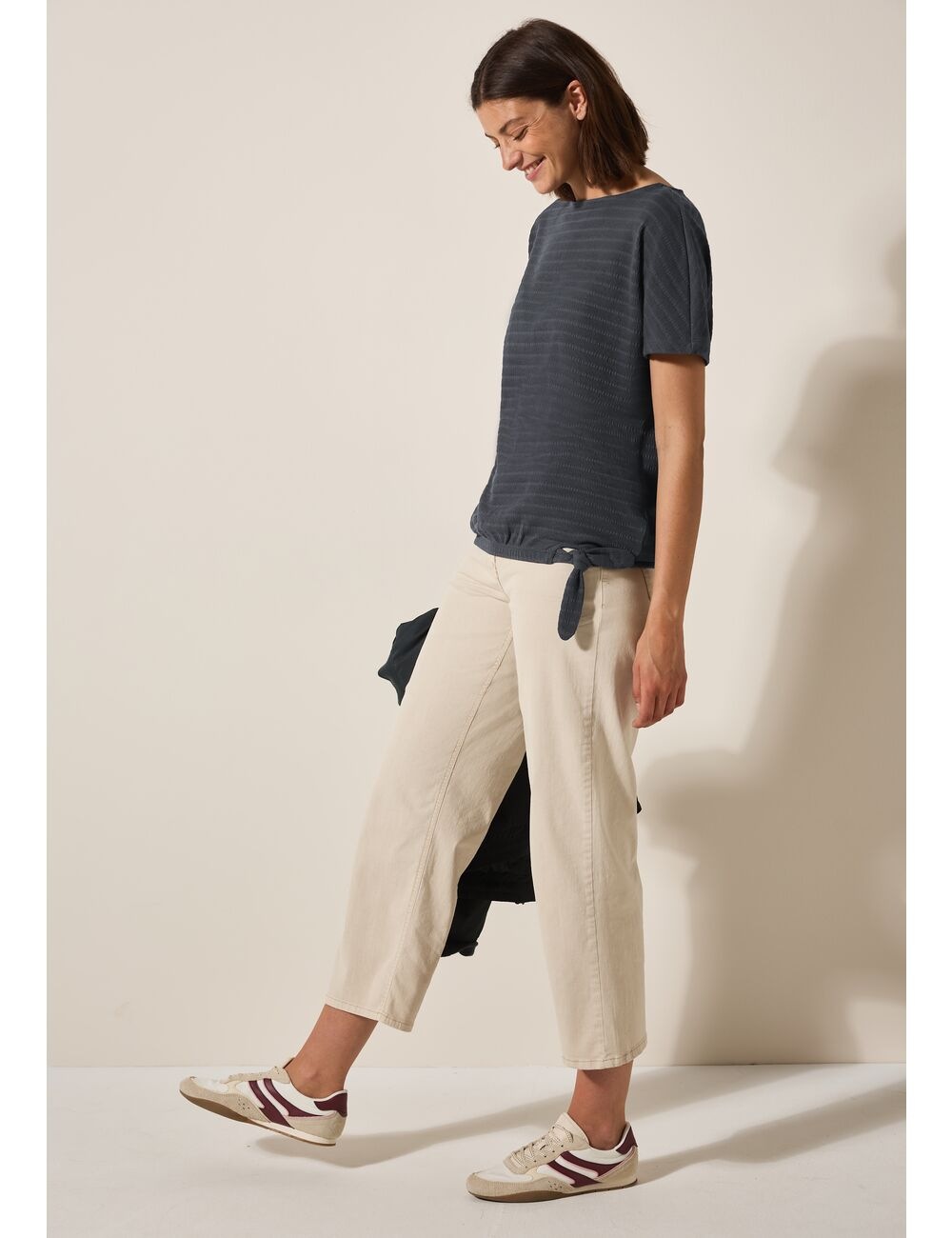 Cecil in Smok-Optik und mit Knoten-Detail