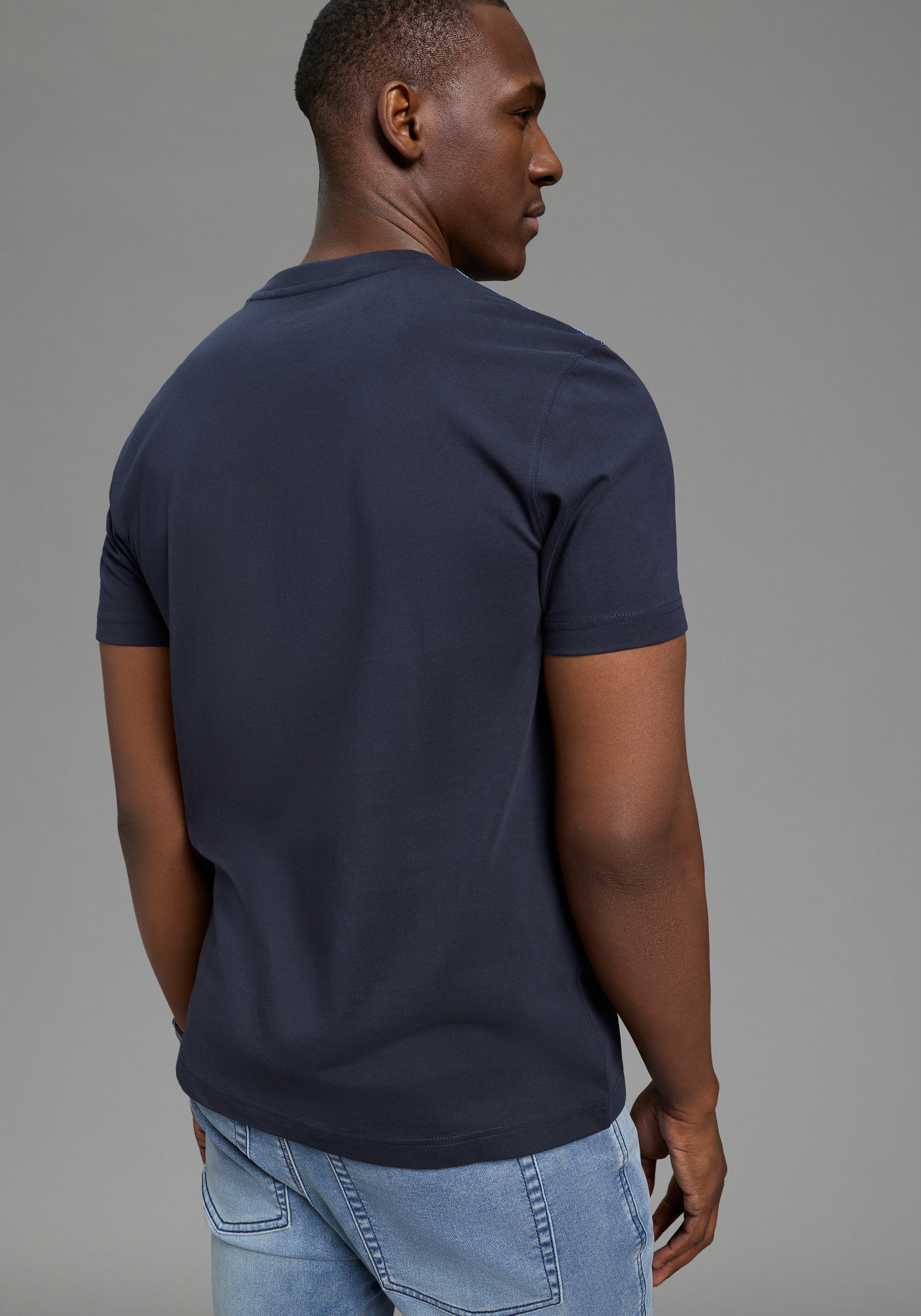 DELMAO Shirt à col rond »Neue Kollektion!« casual Stil, kurzarm, normale Passform, mit Rundhalsausschnitt