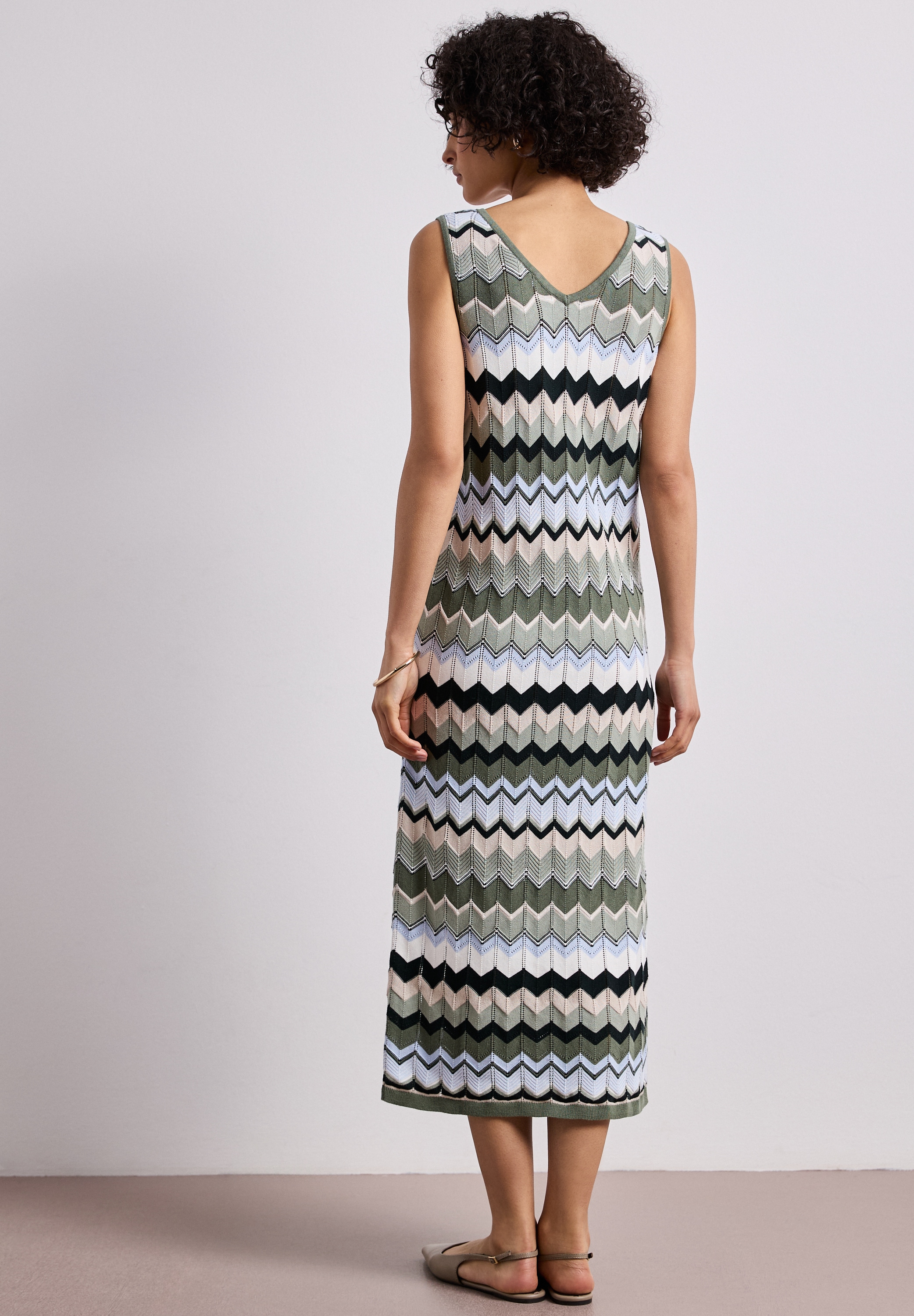 STREET ONE Robe en tricot motif zigzag multicolore, près du corps sans manches