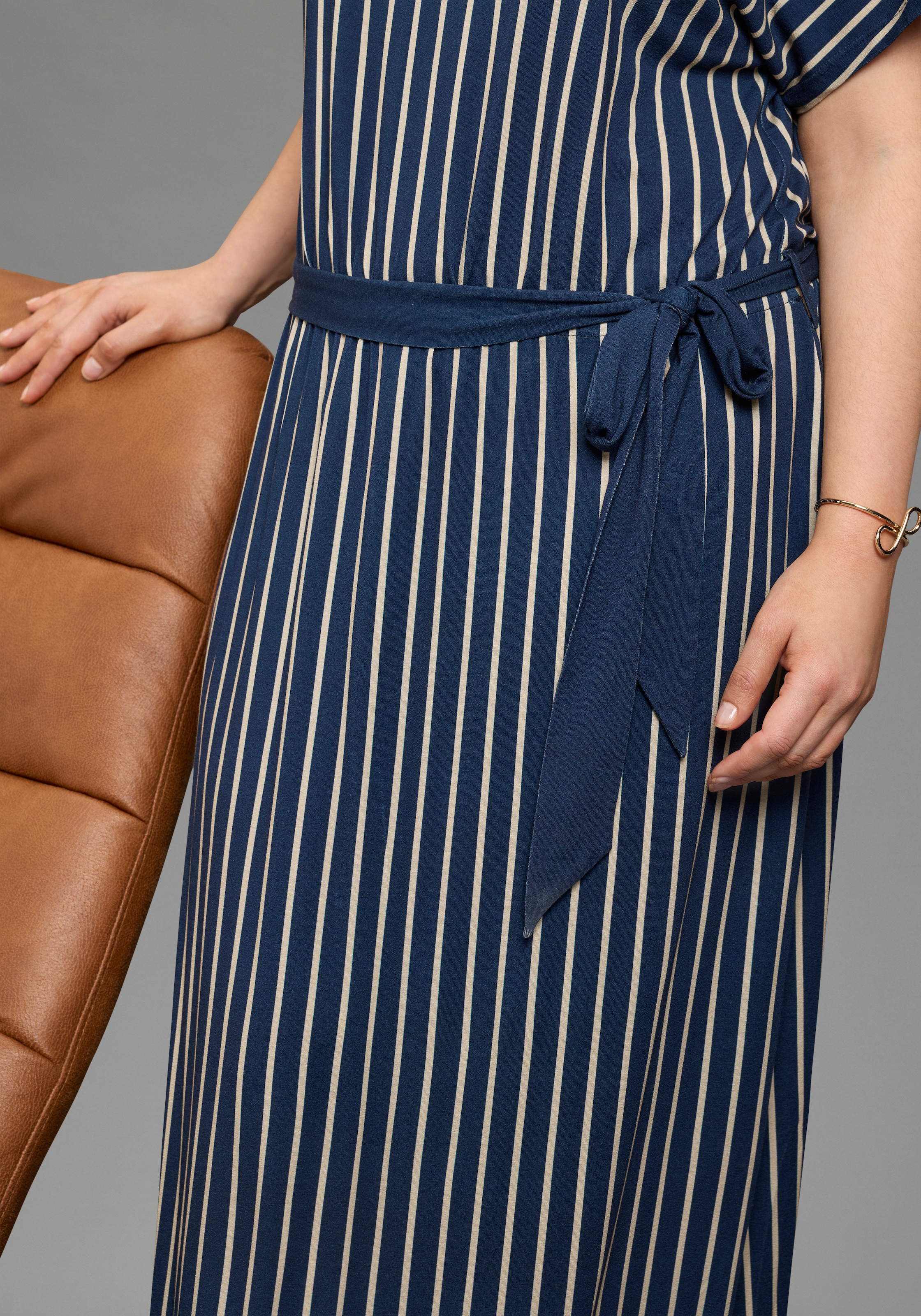 Laura Scott CURVE Maxikleid in modernem Streifen-Design