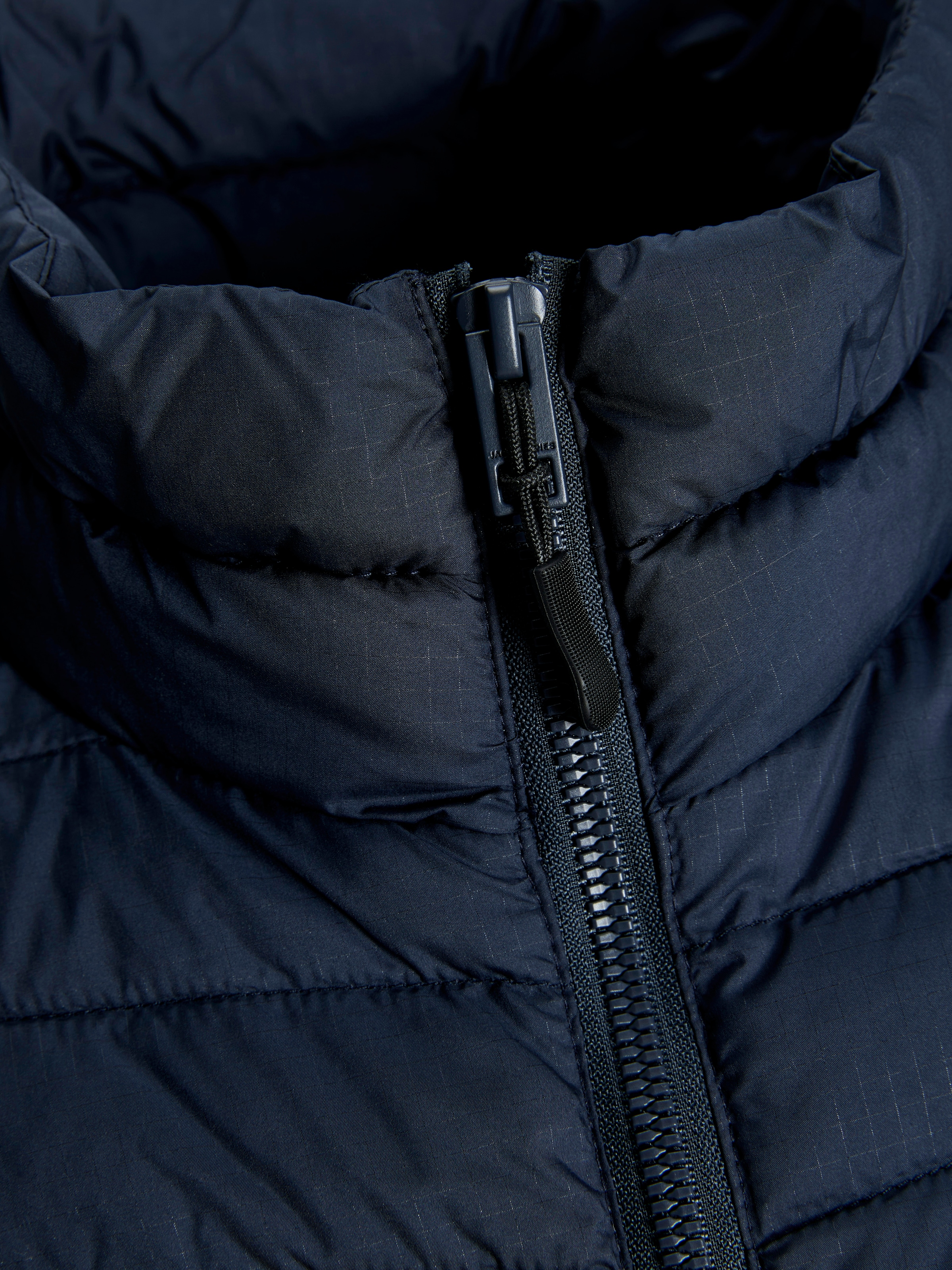 Jack & Jones Gilet matelassé »JJESTATE  Praktische Weste mit Beutel, ideal für unterwegs« unifarben, modisch, regular fit, Polyester