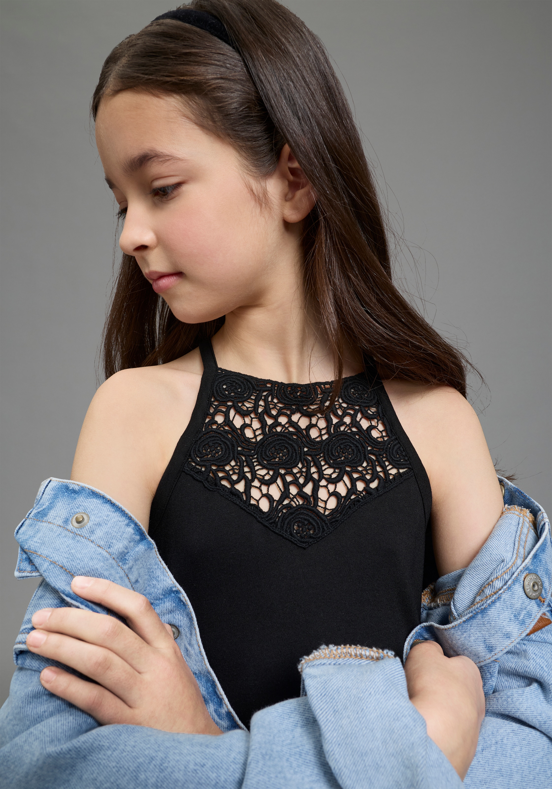 Bruno Banani Robe en jersey »Träger-Kleid mit Häkelspitze am Ausschnitt« für Mädchen, unifarbenes Design, ausgestellte Passform