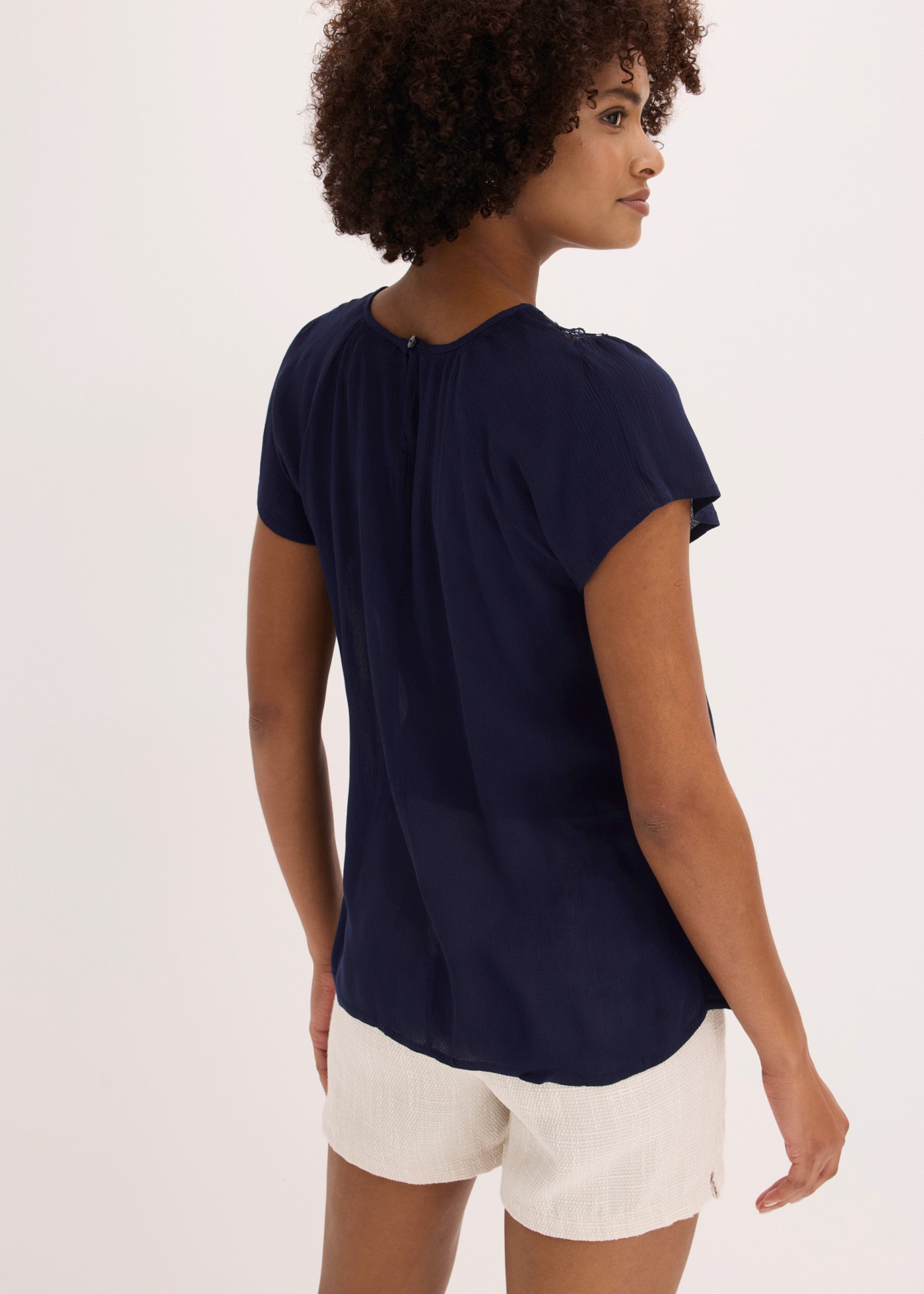bonprix Blouse à manches courtes »Bluse aus reiner Viskose« coupe confortable, crêpe en viscose, avec superbe insert en dentelle