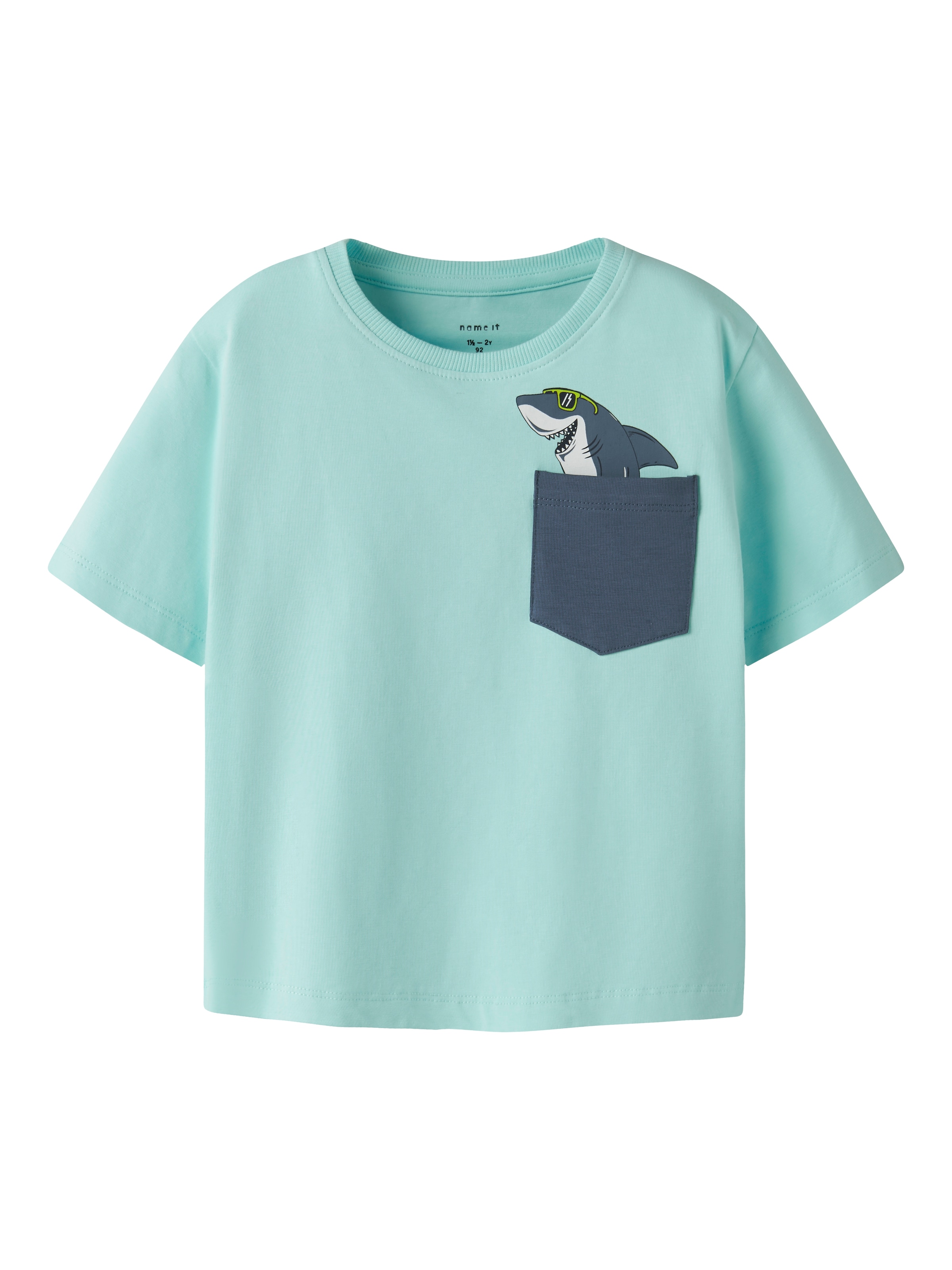 Name It T-shirt »NMMFIKZ SS NREG TOP BOX« avec petite poche poitrine appliquée