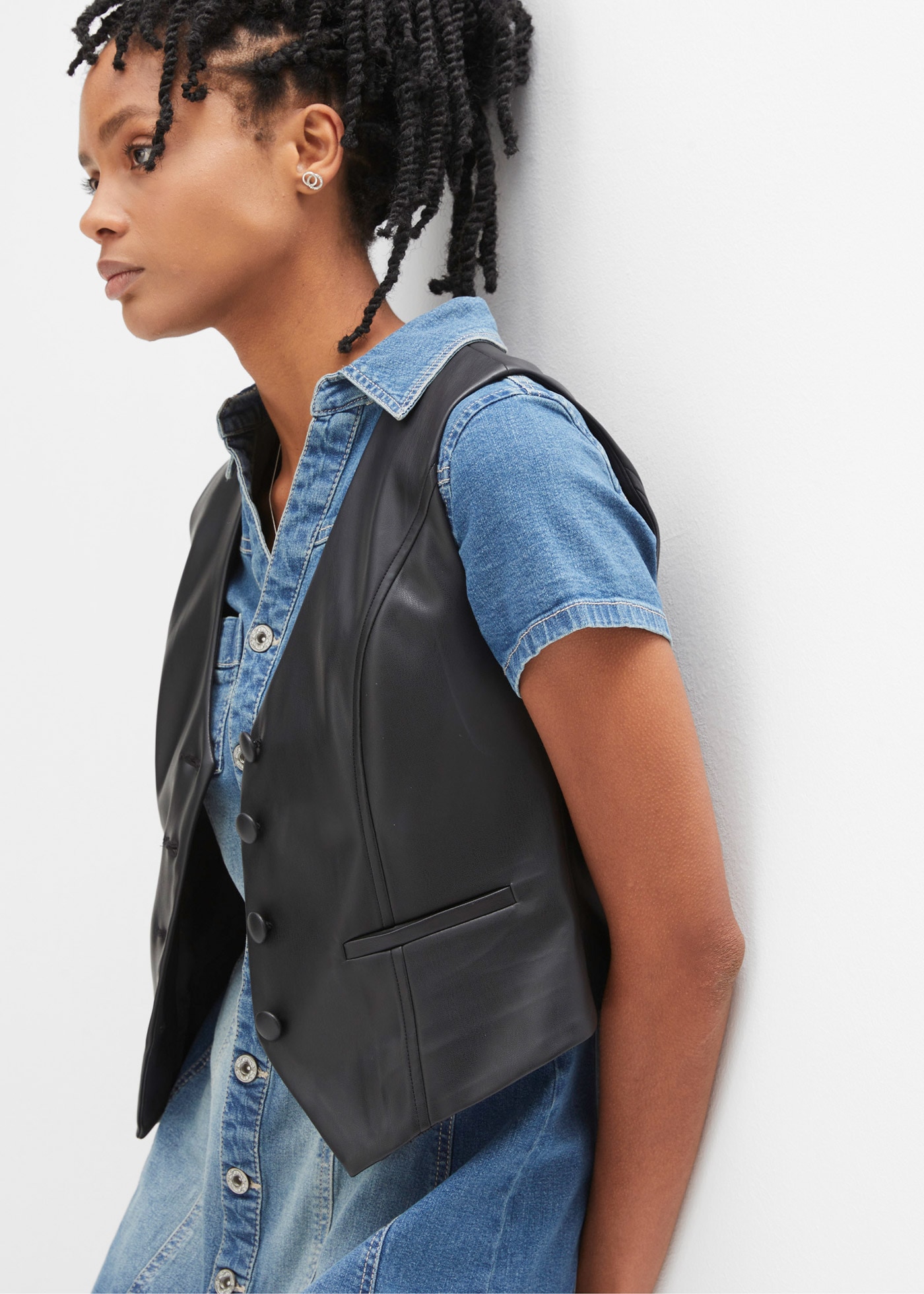 bonprix Robe en jean A-Linien-Schnitt, kurzer Arm, tailliertes Design, mit Brusttaschen