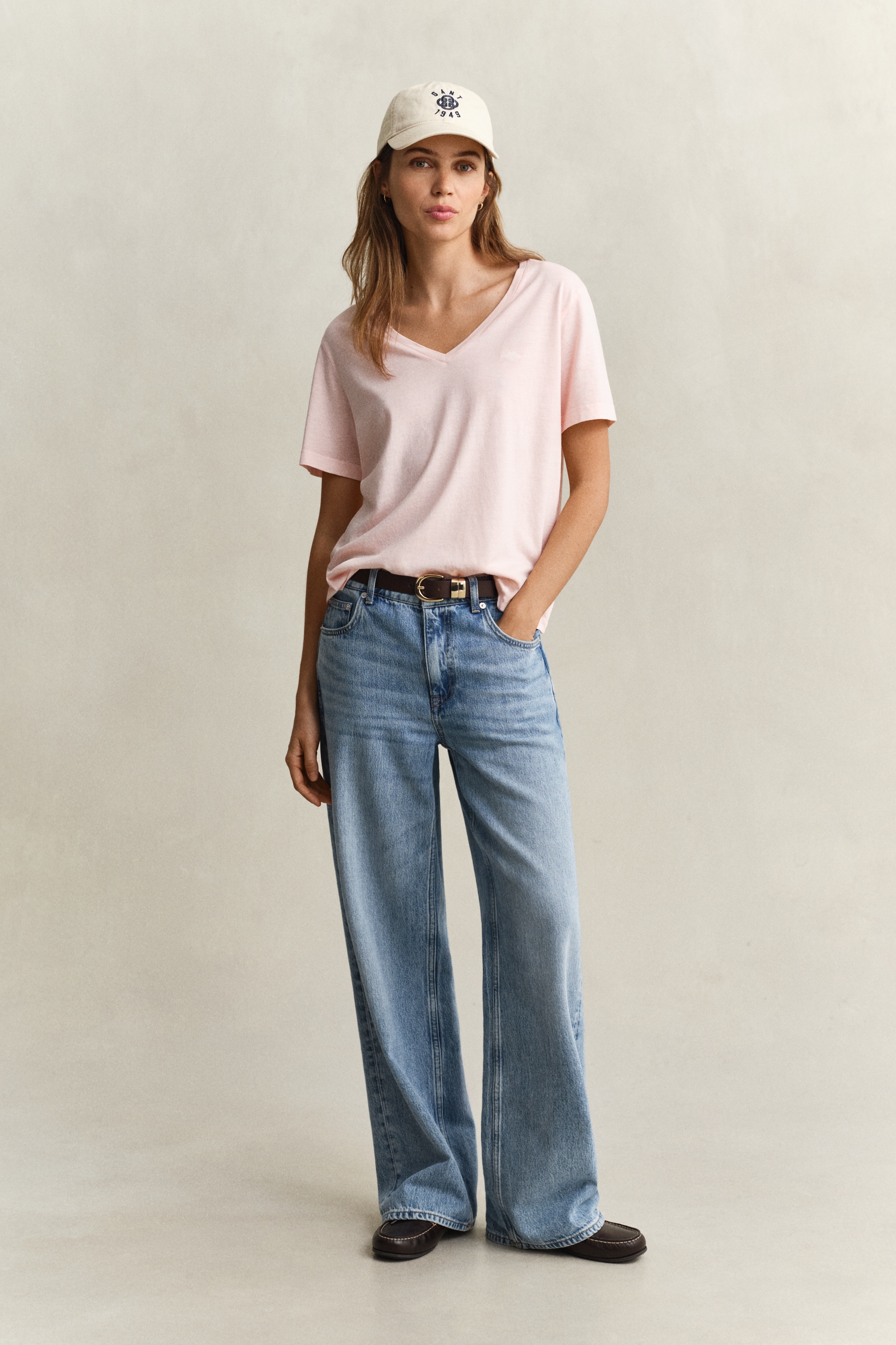 Gant T-shirt »REGULAR WASHED SHIELD V-NECK« coupe régulière avec col en V