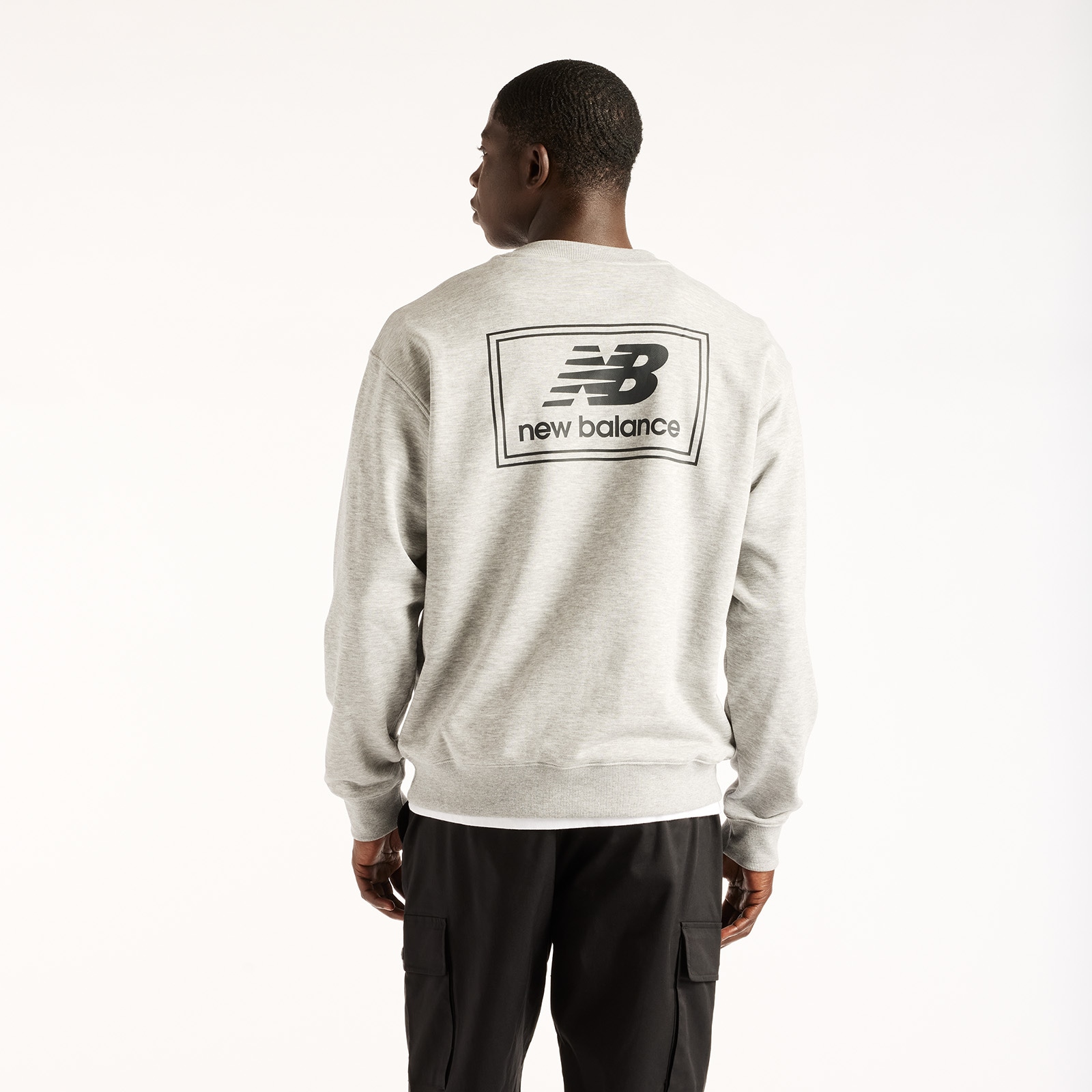 New Balance Sweat-shirt »WOVEN LABEL CREW«, coupe classique, avec imprimé graphique dans le dos
