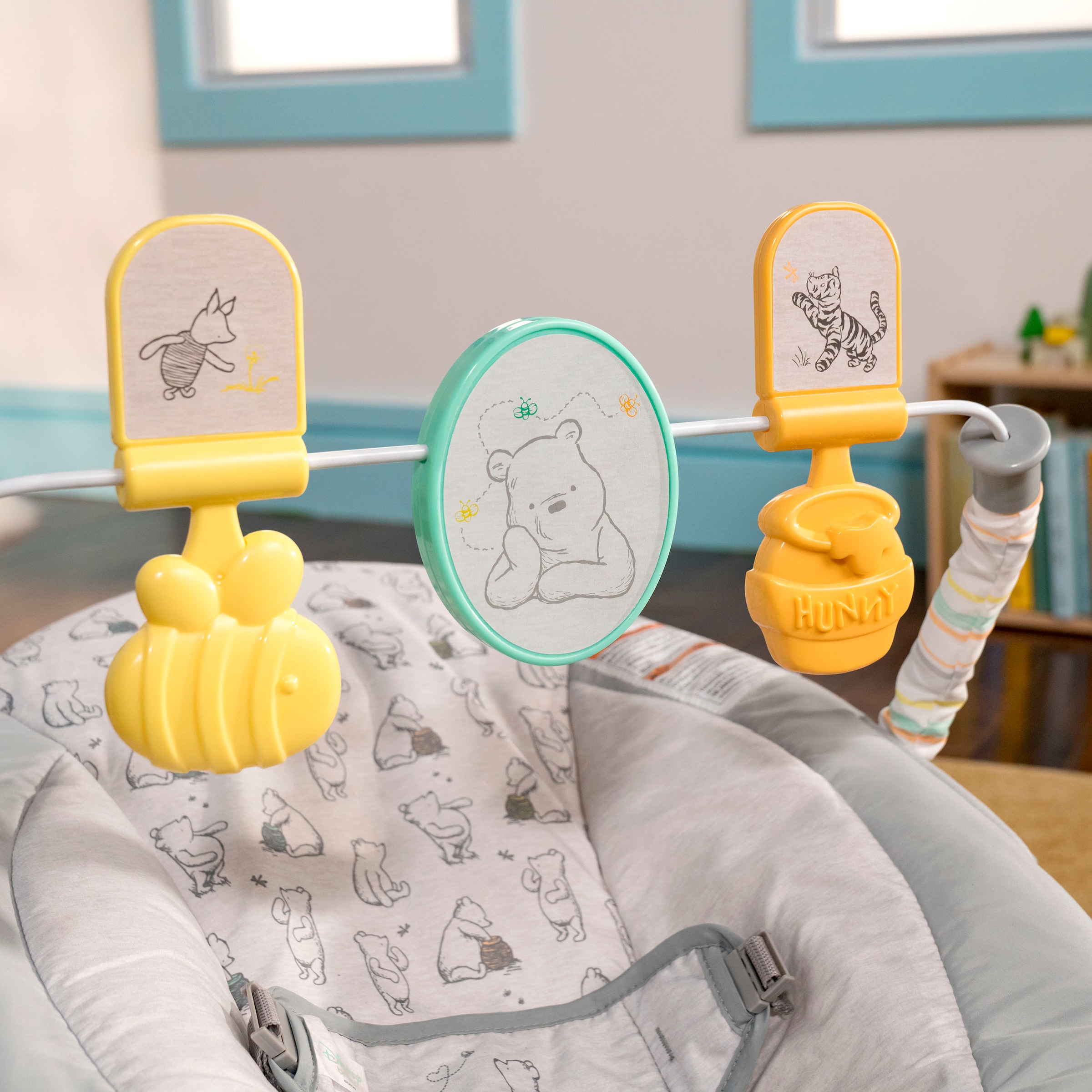 Bright Starts Babywippe »Disney Winnie the Pooh Classic Pals Vibrating Bouncer« bis 9 kg mit Sound-Effekt